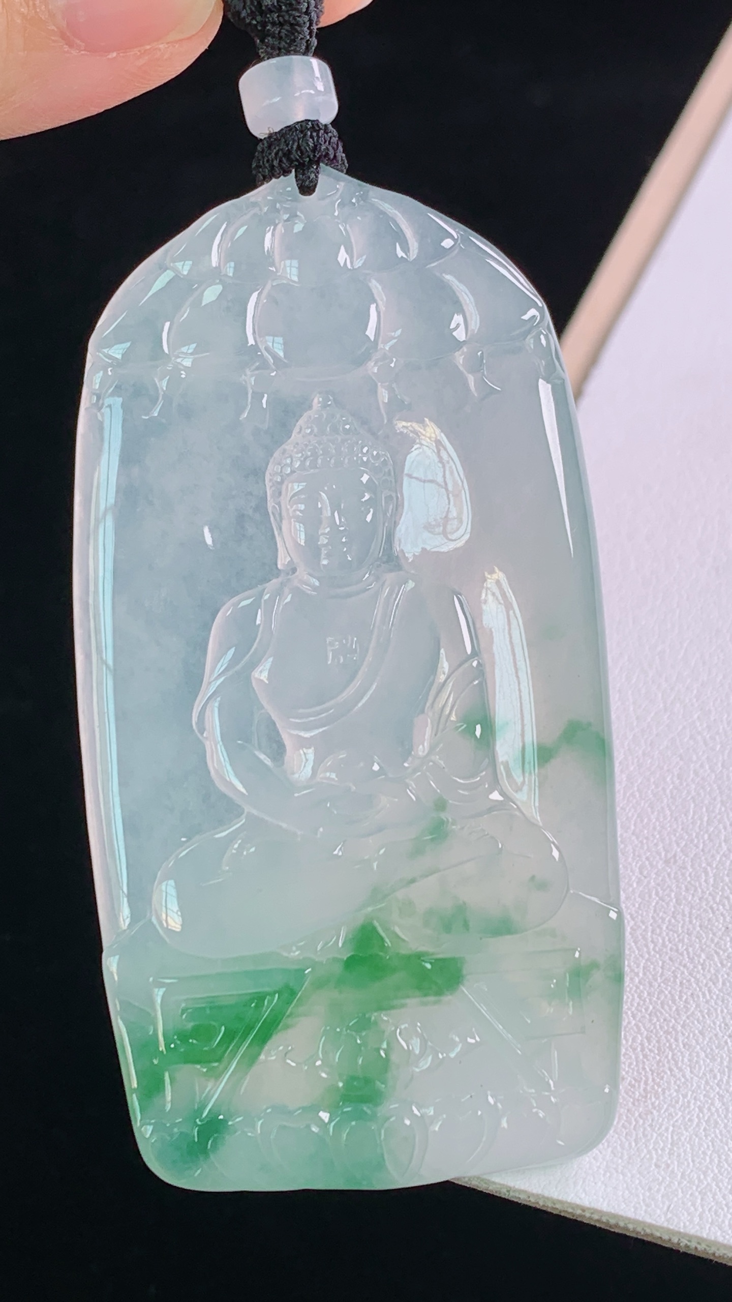 冰飘绿大日佛，翠色灵动，清透起光，无裂，尺寸:69.2-36.8-5.5mm 18