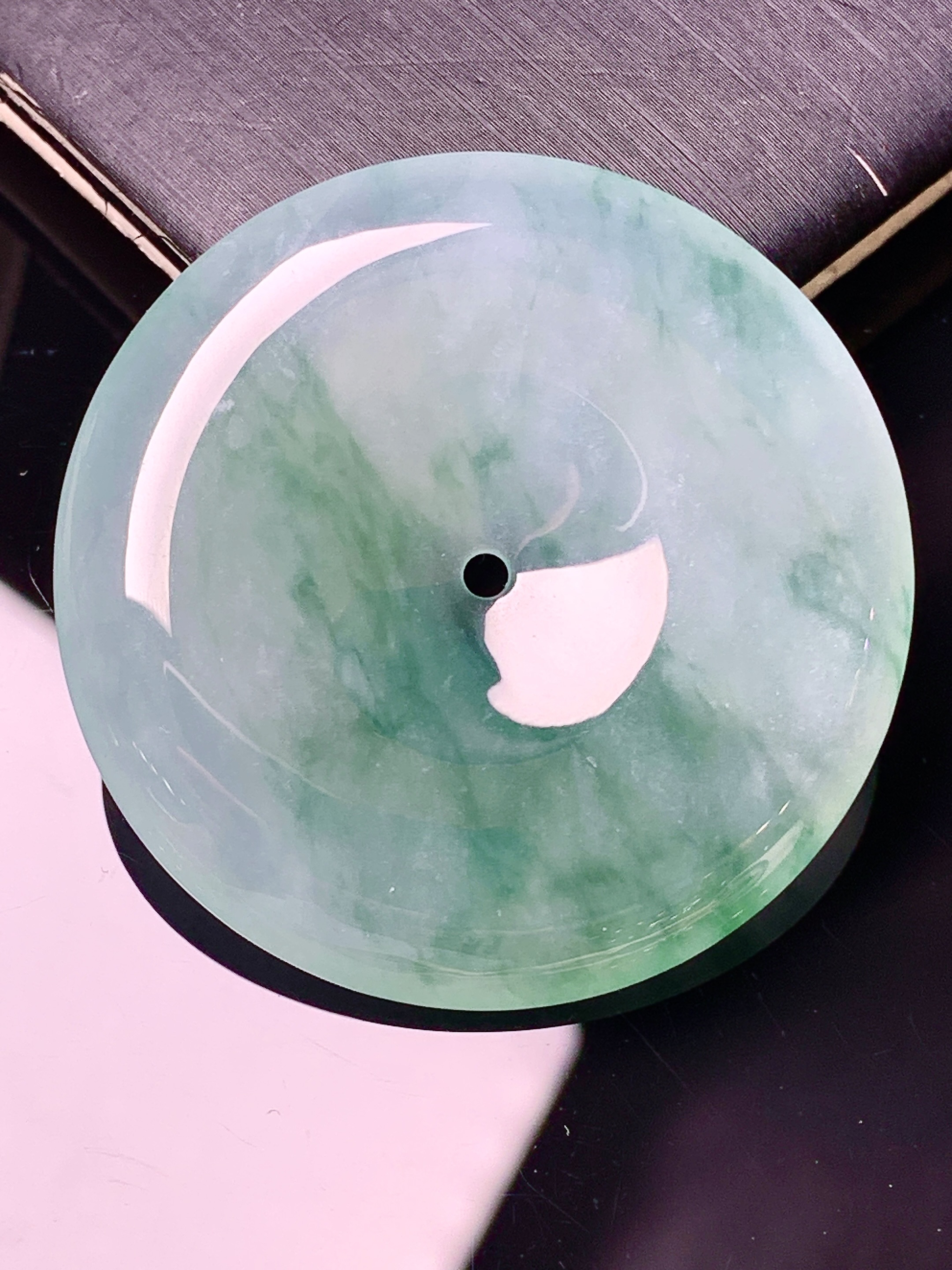 飘绿平安扣吊坠 玉质细腻 色泽艳丽清新 水润亮眼 整体尺寸37.5*5.8 d1