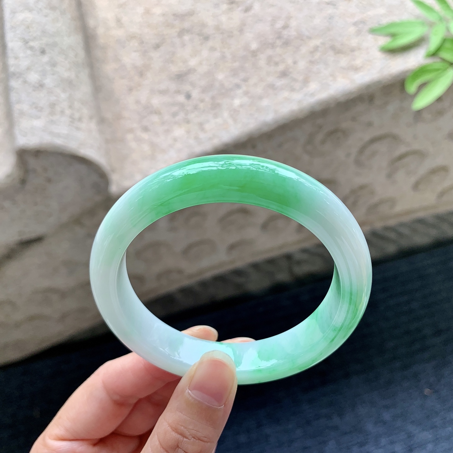 正圈55 56 圈口56.5/12/8.6 编码Q5092241 阳绿，水润，种老，细腻，有细微纹线