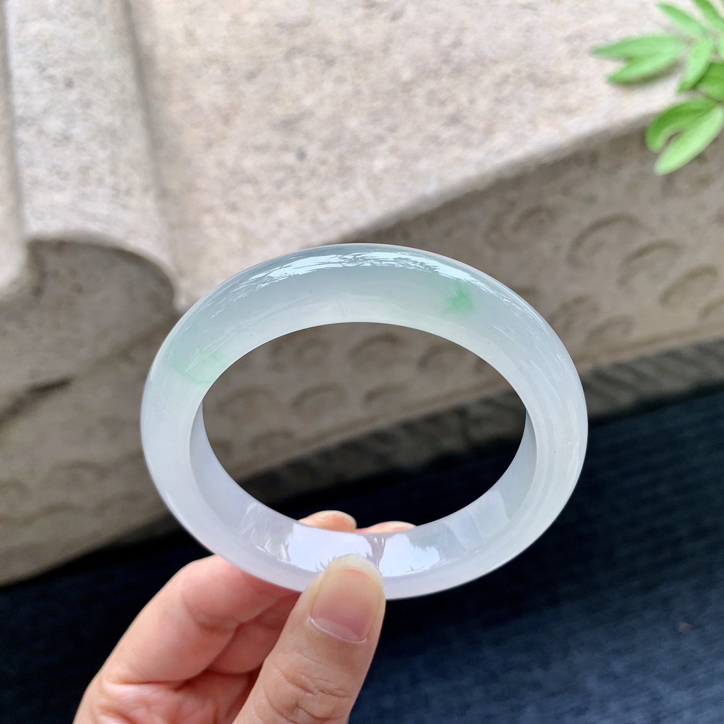 正圈54 55 圈口55.8/12.5/8.9 编码G7092031 冰糯飘绿，水润，种老，细腻，打灯有絮线