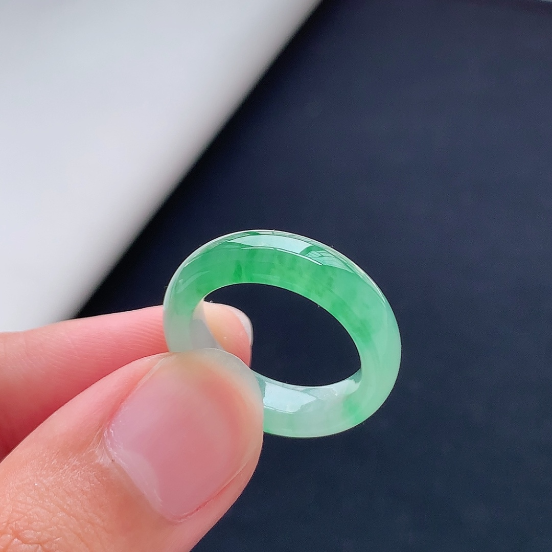 ️ 冰飘绿戒圈 色阳色艳，底子细腻莹润，佩戴优雅气质 货号15919，23.9-6.1-3.4