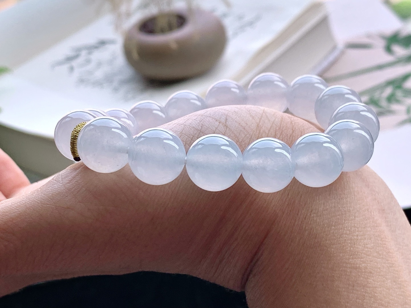 【珠子】️冰白冰手串圆珠子手串 【说明】缅甸 性比高 【尺寸】12mm 【重量】52.3克