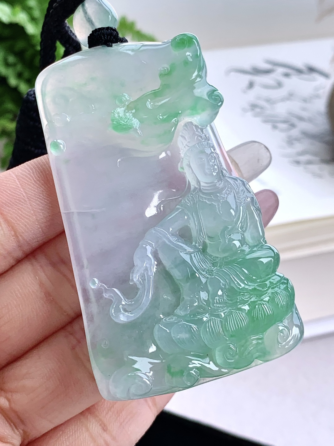 【裸石】️冰种飘阳绿自在观音牌吊坠 【说明】缅甸 性比高 厚装 【尺寸】72-41.4-9.7 【重量】53.4克
