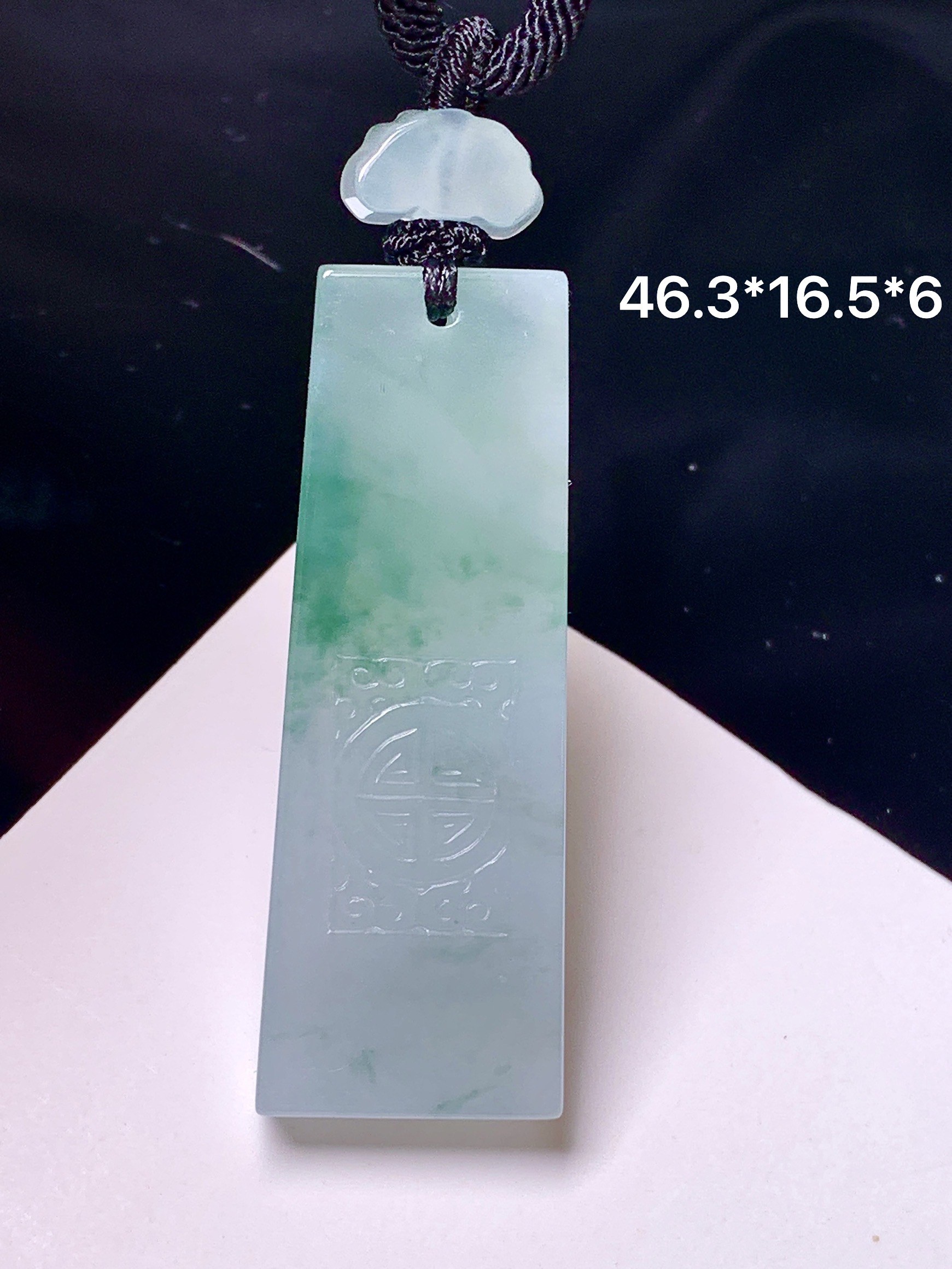 飘绿无事牌吊坠 玉质细腻 色泽艳丽清新 水润亮眼 整体尺寸46.3*16.5*6 L1