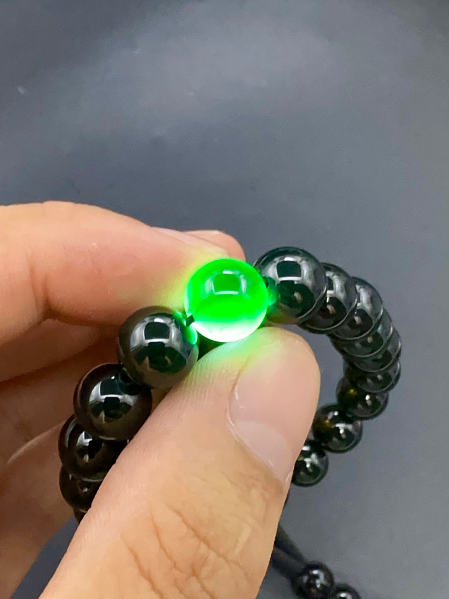 墨翠手串10mm 老坑冰种 黑度极黑 灯照全透 呈帝王绿 种老起光 底极细腻 圆润饱满