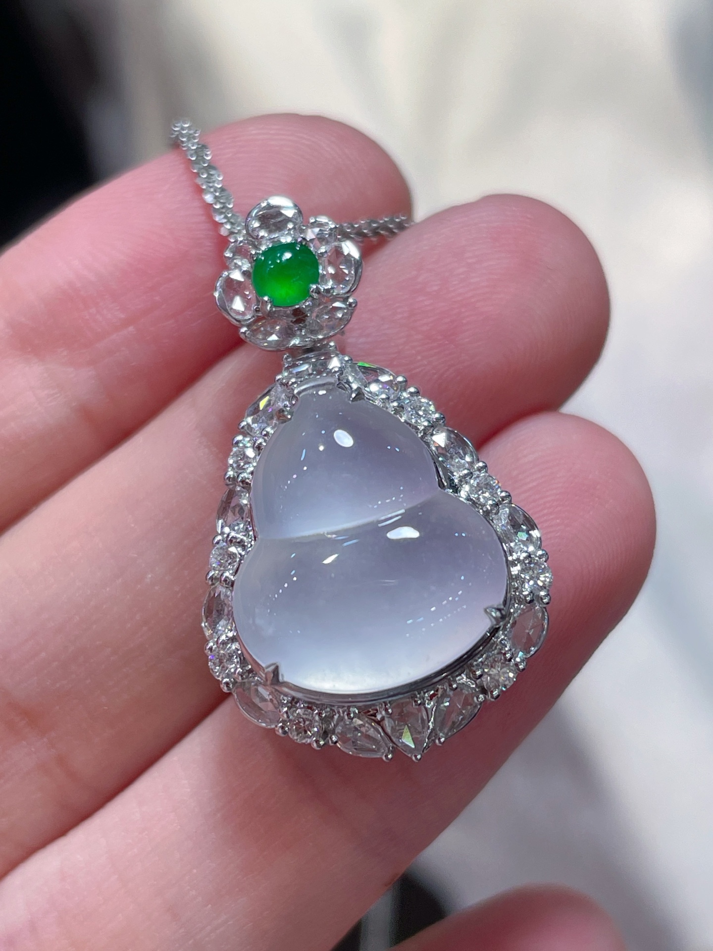 ️翡翠冰种葫芦吊坠，起荧光，种水好好，裸石很饱满，专挑好品相，18k镶嵌，15.8-13.5-3.