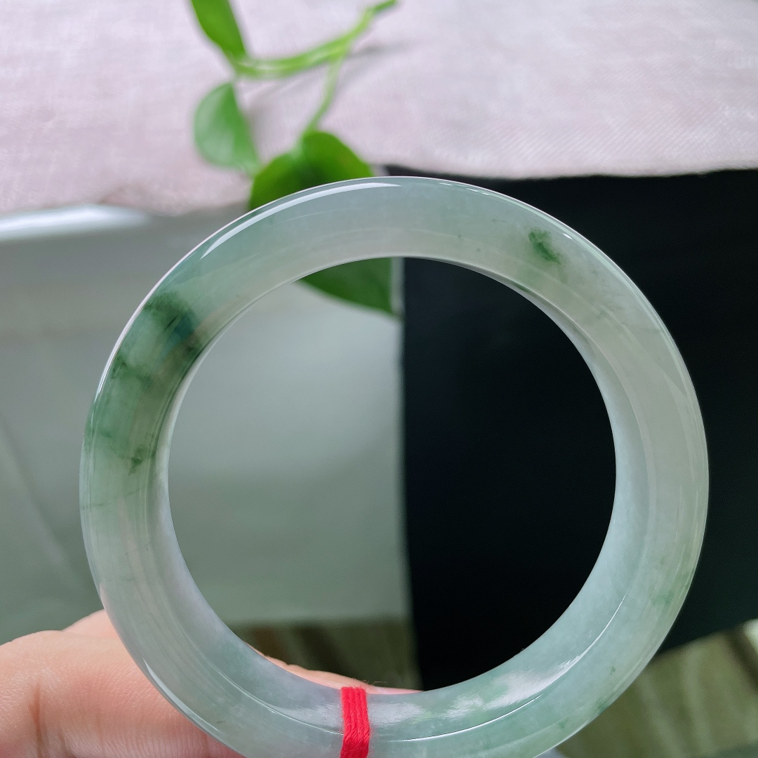 55.5/12.1/8.8，飘花正圈，无裂，寒冰为底，飘花如烟，花色悠然游走镯身。通透种质泛着柔和光泽，腕间一抹清冷诗意。ss59738a