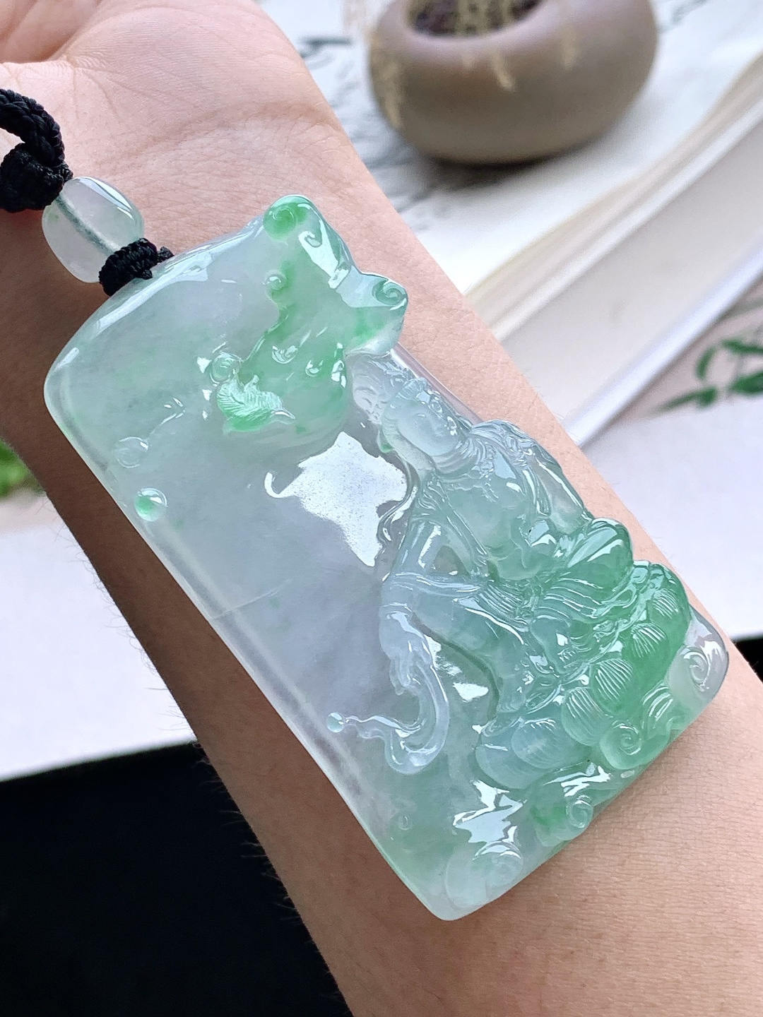 【裸石】️冰种飘阳绿自在观音牌吊坠 【说明】缅甸 性比高 厚装 【尺寸】72-41.4-9.7 【