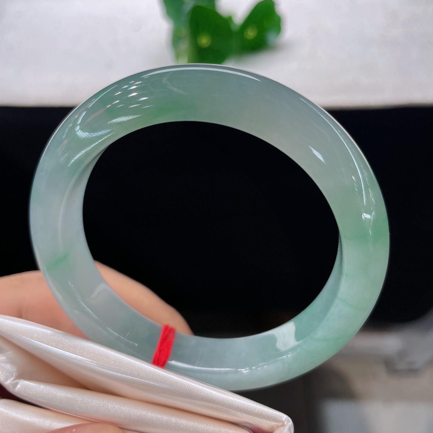 【翡翠手镯】圈口57/11.8/9，晴底正圈，56/57可戴，仿若烟雨凝波，质地澄澈冰润。清透底色浮着缕缕柔绿，无裂