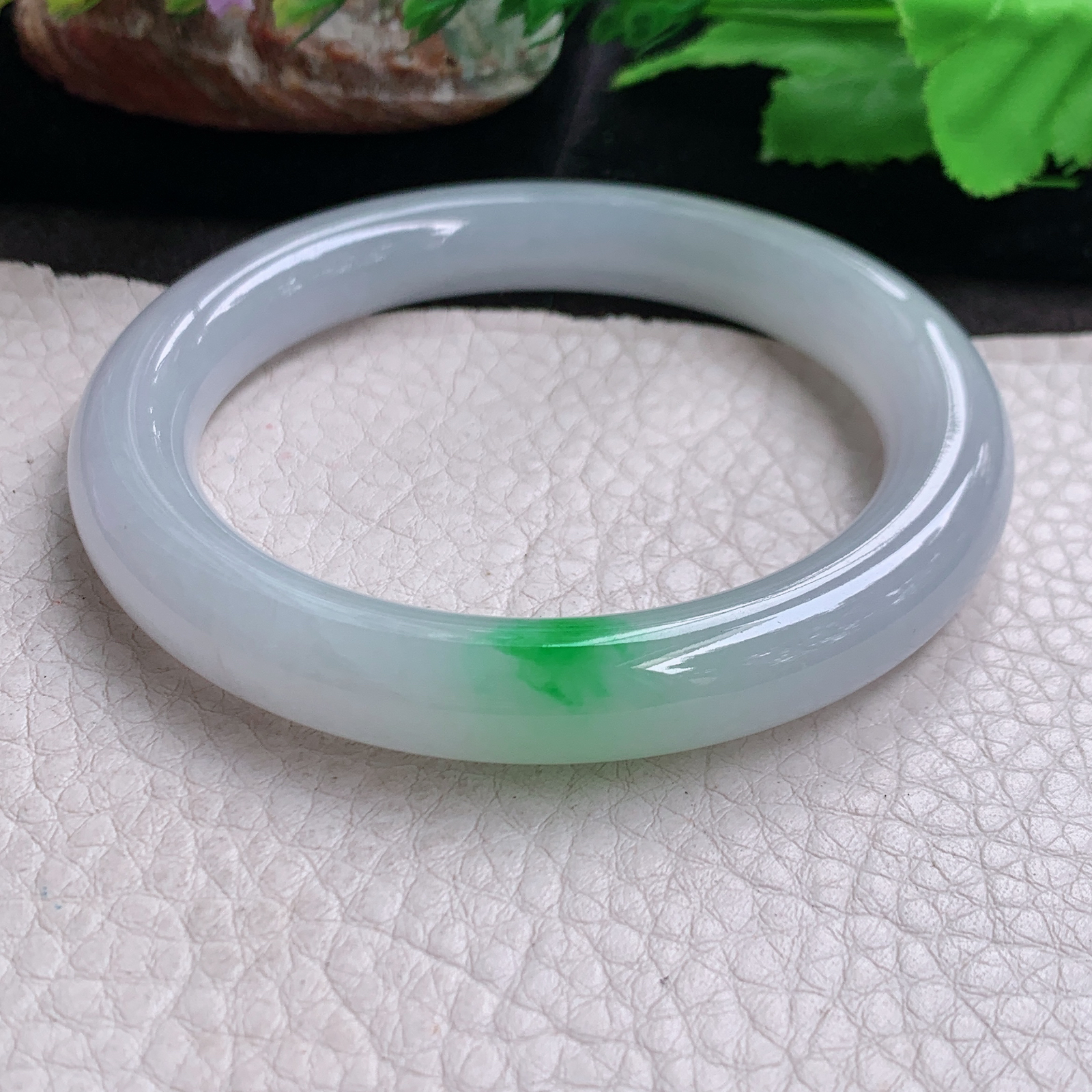 xo自然光55*9.7白底青镯 缅甸翡翠a货高品质飘阳绿圆条玉手镯