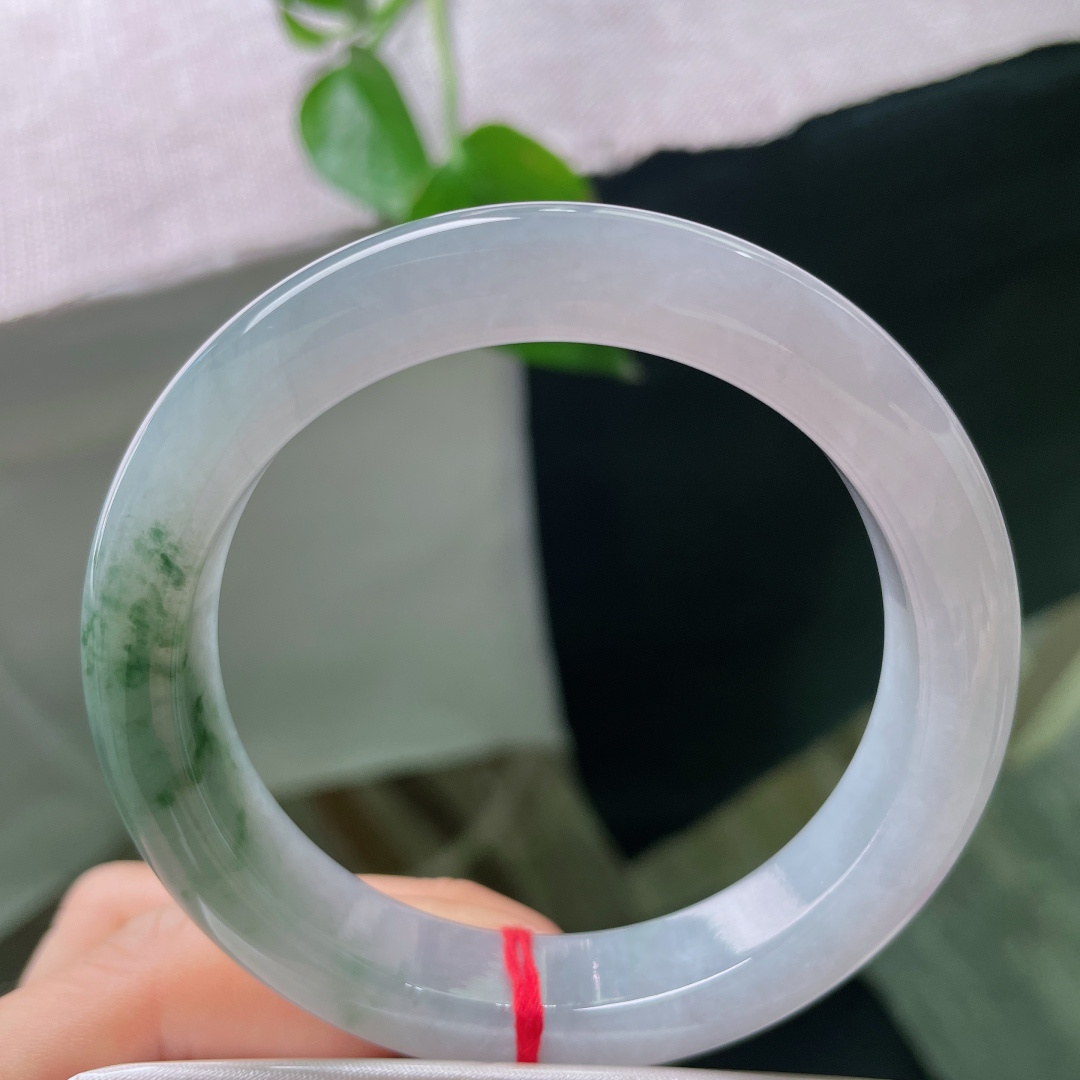 57/12.2/9.6，飘花正圈，晶体纹，素净玉身藏一抹青花，腕间清浅，静自生韵。ss59685a