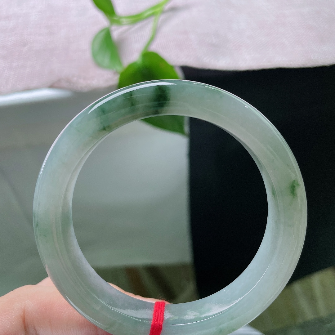 55.5/12.1/8.8，飘花正圈，无裂，寒冰为底，飘花如烟，花色悠然游走镯身。通透种质泛着柔和光