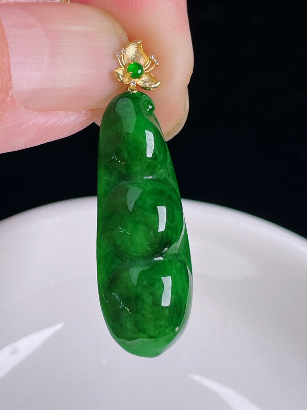 辣绿豆子福豆，18k镶嵌，老种起光，细底通透，尺寸：38.6裸石32/13/7.4mm0921