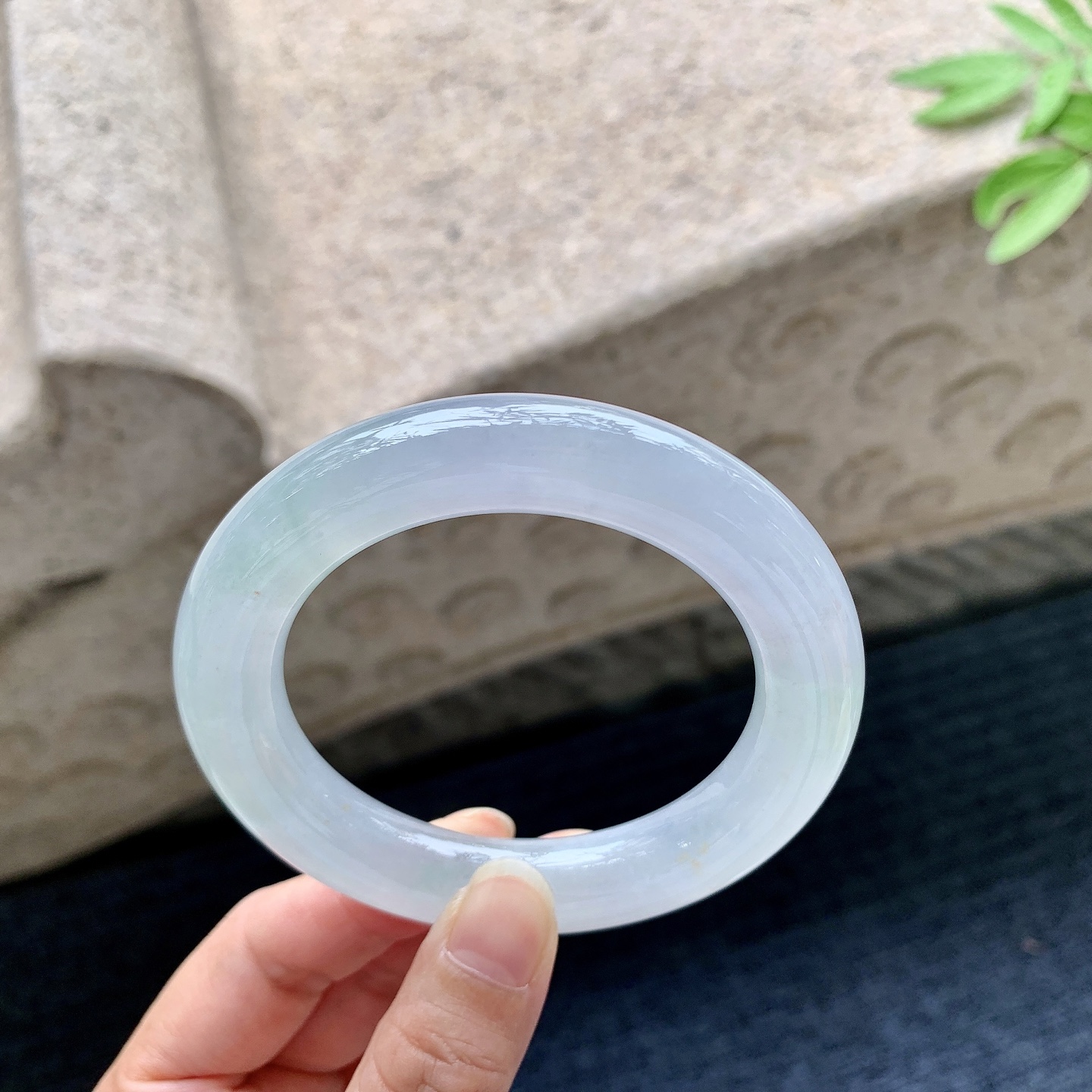 圆条53 54 圈口54.4/11.7/11.8 编码Q5092242 糯冰淡春带彩，水润，种老，细腻，无裂