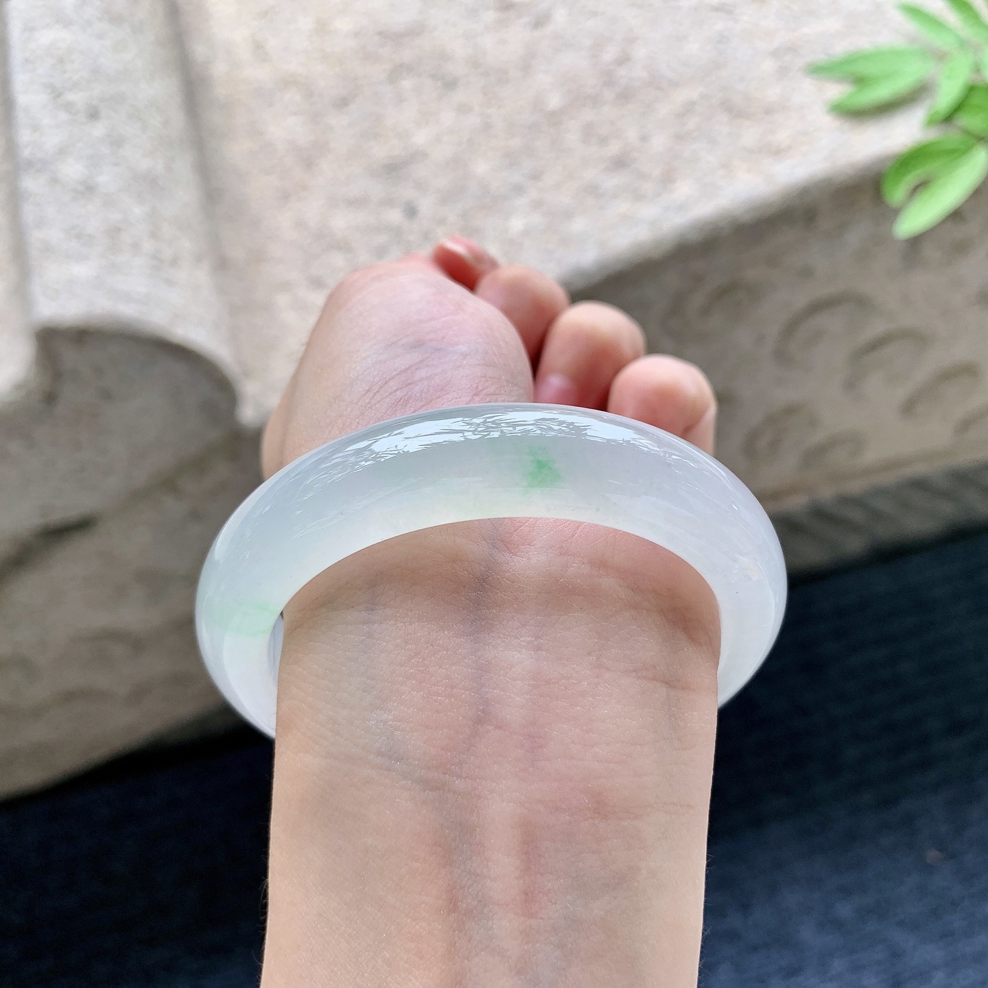 正圈54 55 圈口55.8/12.5/8.9 编码G7092031 冰糯飘绿，水润，种老，细腻，打灯有絮线