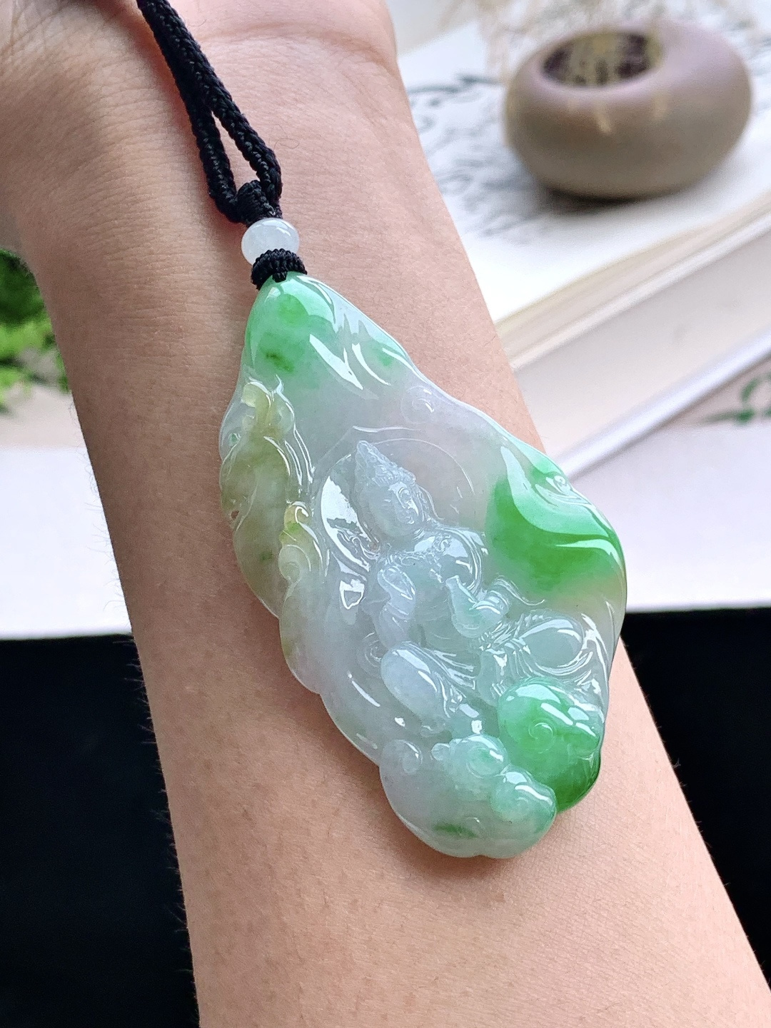 【裸石】️冰黄加绿自在观音牌吊坠 【说明】缅甸 性比高 厚装 【尺寸】71-38.5-9.8 【重