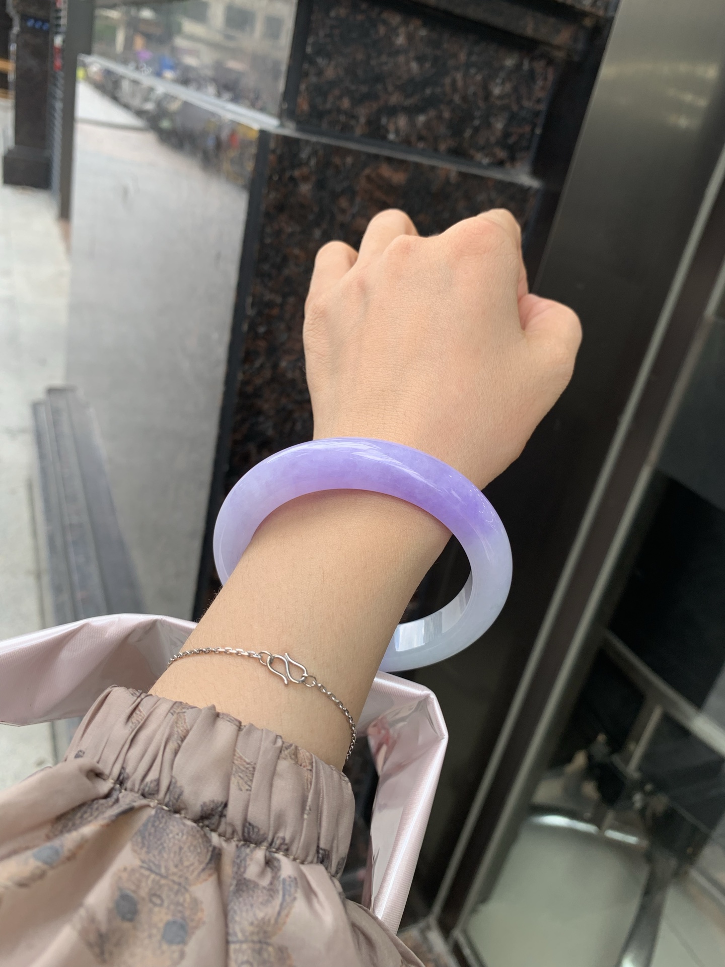 浓紫春彩正圈 60-9.9-12.7 0522-N792 打灯细纹，烟雨入春俏，彩祥出云端，一抹淡果绿色碰上浓妆艳抹妖紫，像是融化了春天，所有美好交织在一起，上手贵气显眼