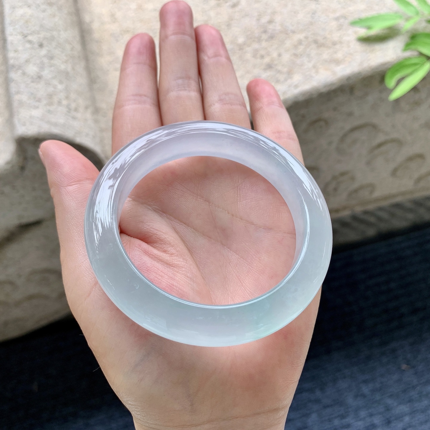 正圈54 55 圈口55.5/12/9.7 编码ZLD092212 冰种飘绿，清透，水润，种老，细腻，打灯有絮线