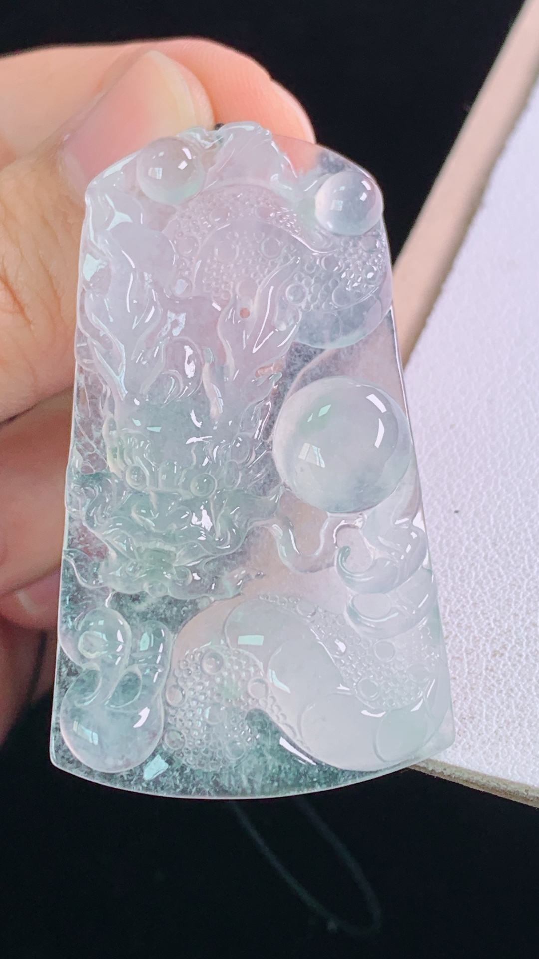 ️龙牌 种水，雕工精湛，霸气，无裂，尺寸:49.4-28.9-5.7mm 18