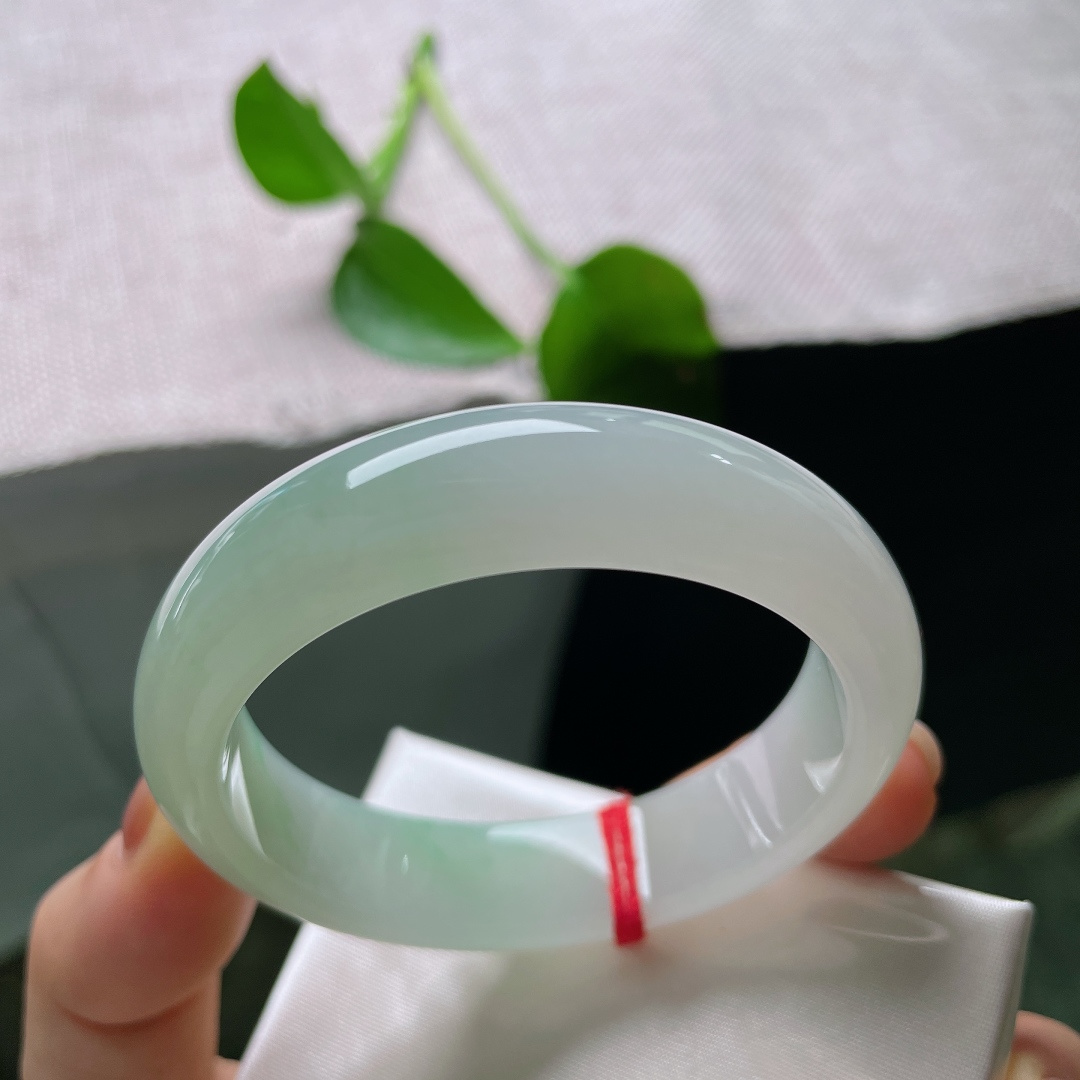 50.7/13.2/7.7，飘绿正圈，无裂，清莹玉镯，半边晕染浅翠，半边素净凝白，似春风拂过湖面，温润柔和，自带清浅诗意。ss59701a