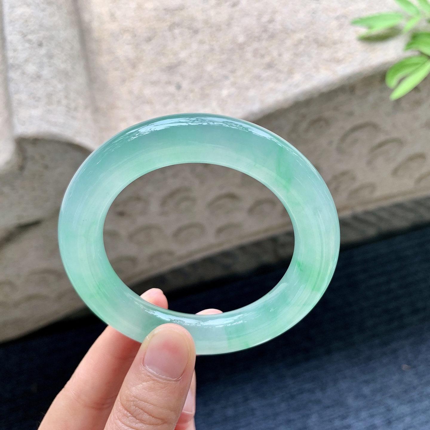 圆条53 54 圈口54/12/11.8 编码J1092209 冰飘阳绿，水润，种老，细腻，打灯有絮线