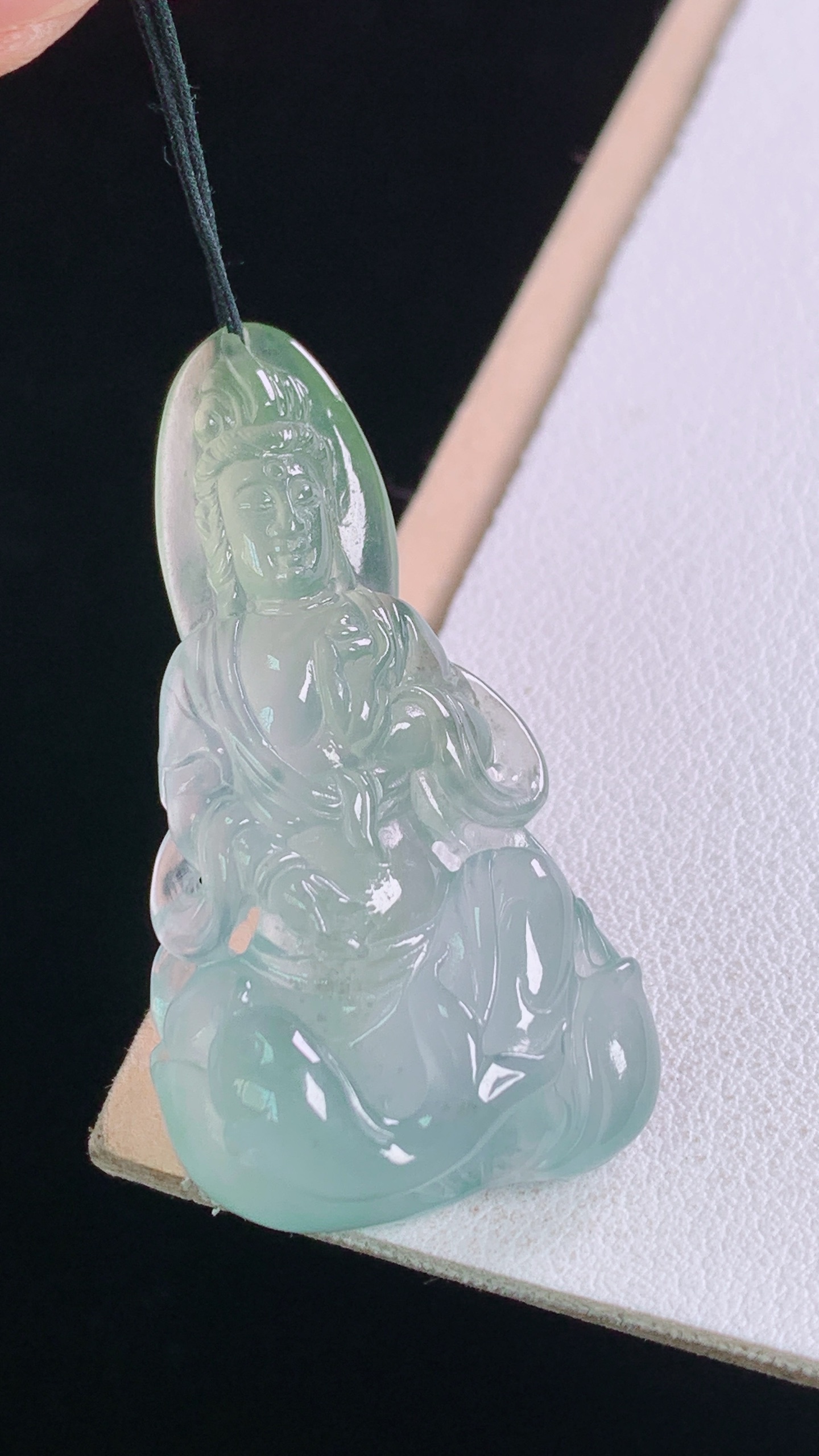 冰黄观音 水润清透，雕工精湛，无裂 尺寸:40.7-22.0-10.5mm 18