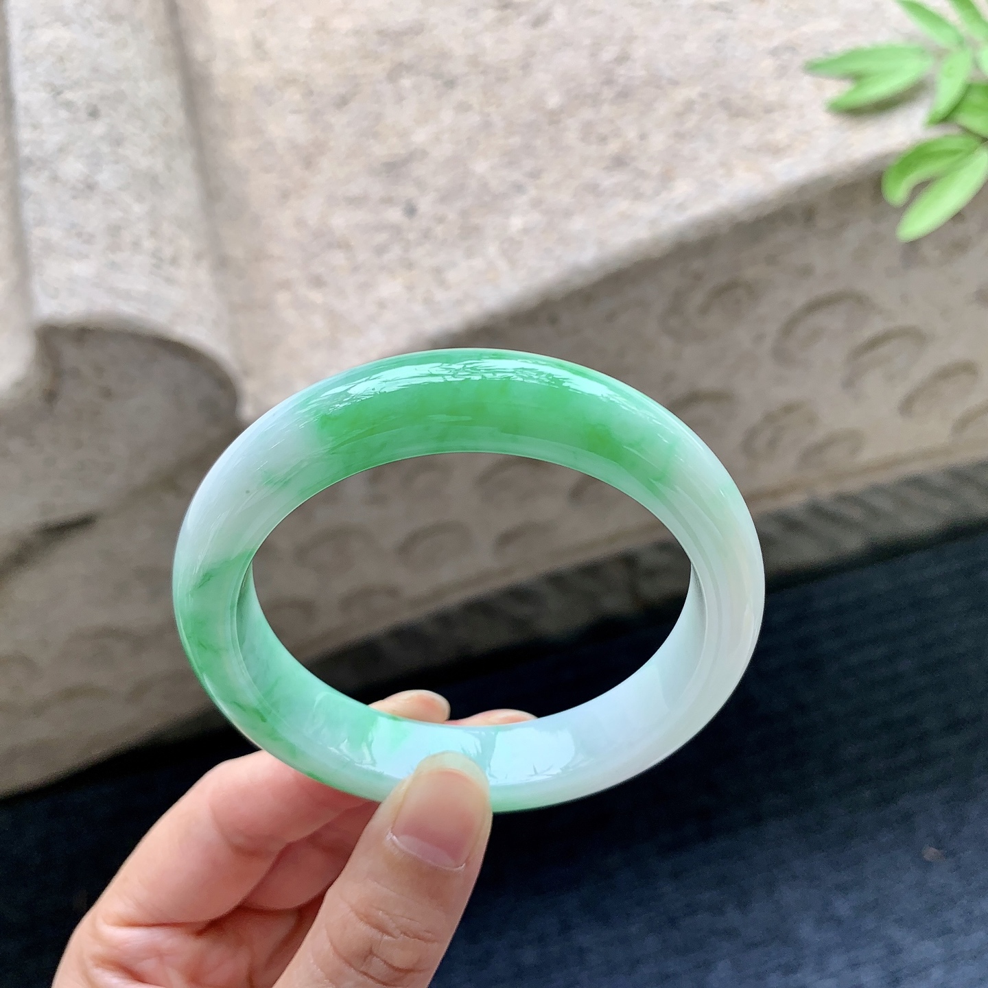 正圈55 56 圈口56.5/12/8.6 编码Q5092241 阳绿，水润，种老，细腻，有细微纹线