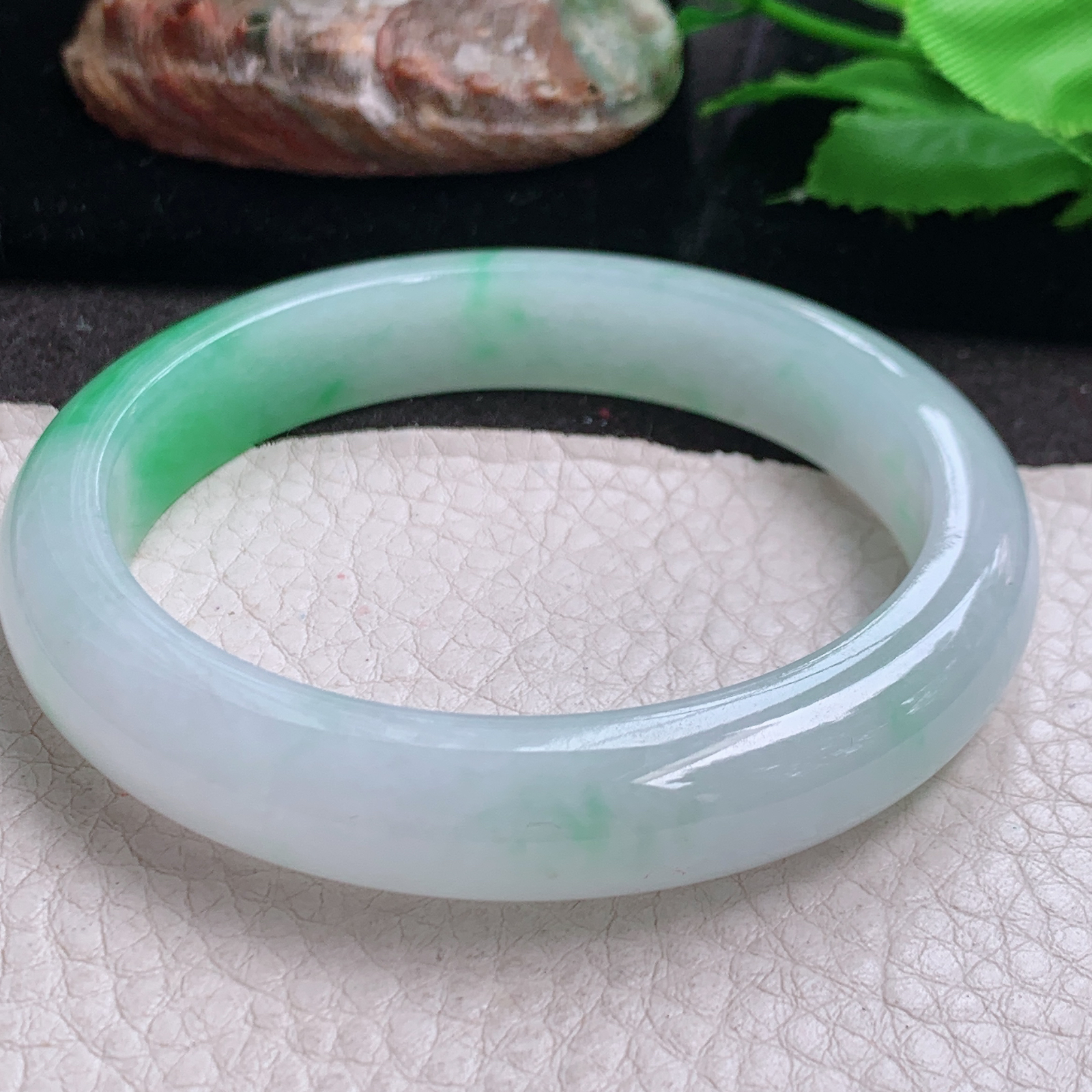js自然光58*11.3*8.2白底青镯 缅甸翡翠a货高品质冰阳绿宽边玉手镯