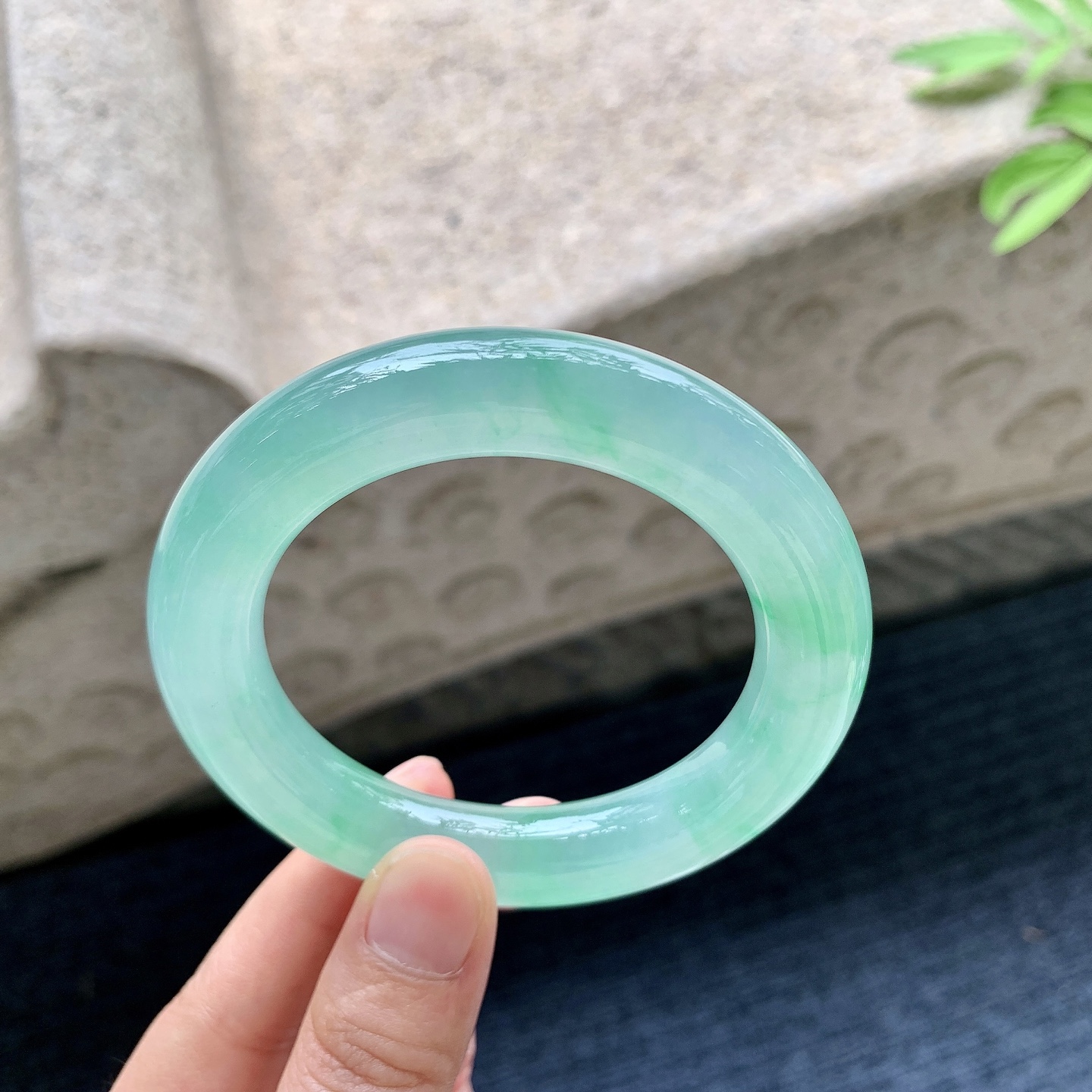 圆条53 54 圈口54/12/11.8 编码J1092209 冰飘阳绿，水润，种老，细腻，打灯有絮线