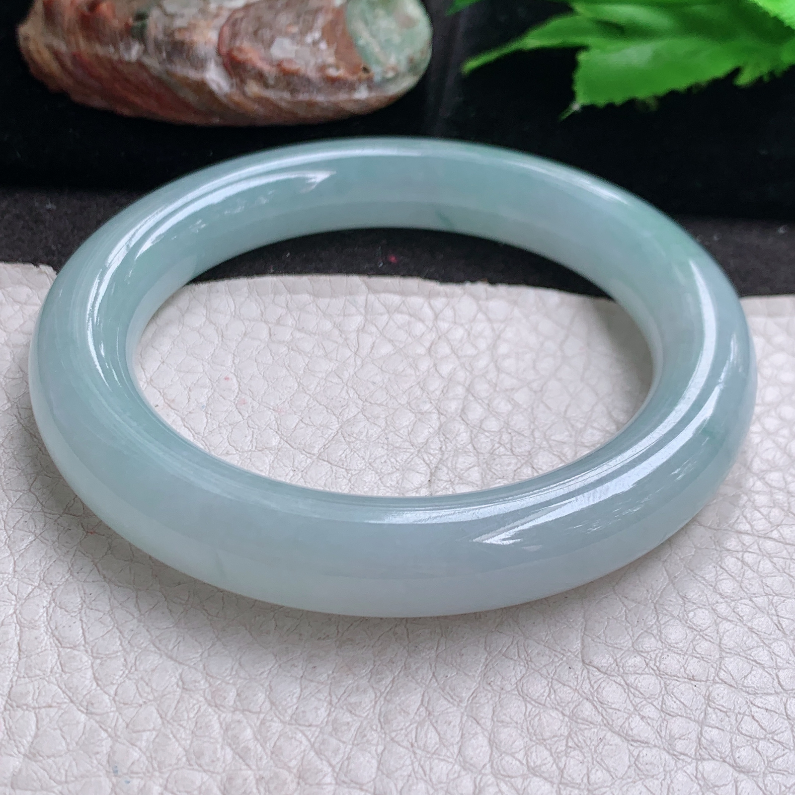 xo自然光58*11.3美人镯 缅甸翡翠a货高品质冰浅绿圆条玉手镯