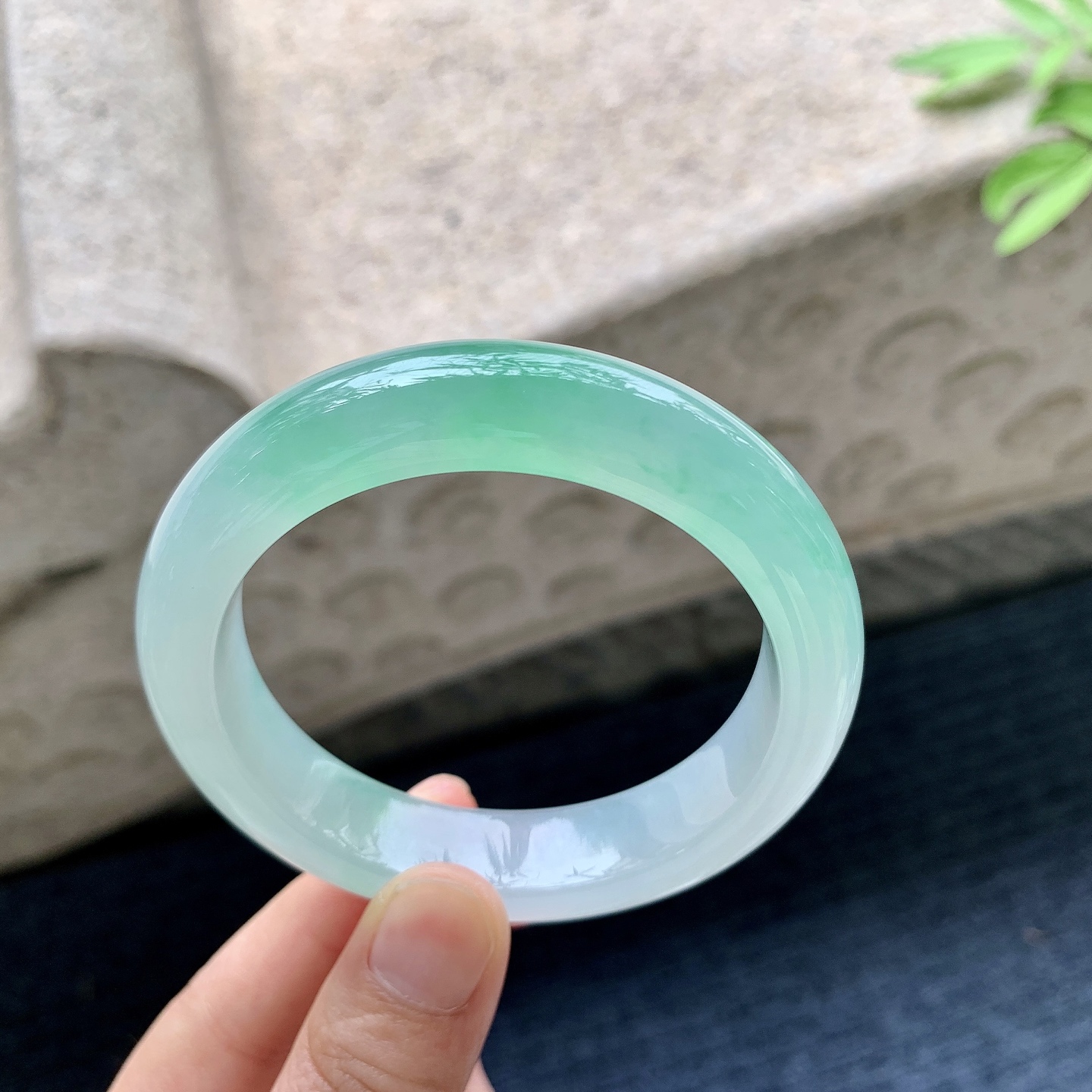 正圈53 54 圈口54.6/12.8/9.1 编码G7092202 冰糯飘阳绿，水润，种老，细腻，打灯有絮线