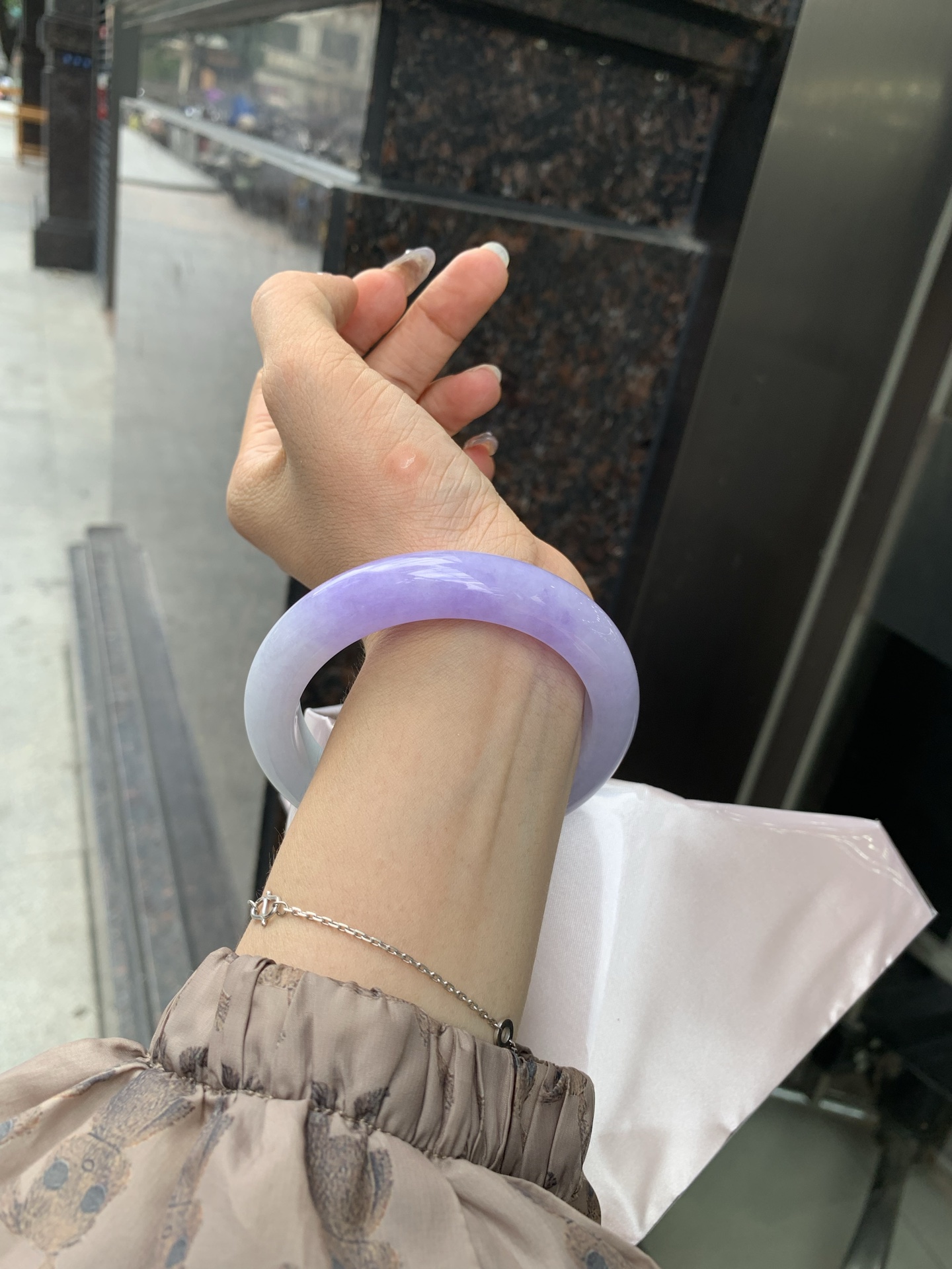 浓紫春彩正圈 60-9.9-12.7 0522-N792 打灯细纹，烟雨入春俏，彩祥出云端，一抹淡果绿色碰上浓妆艳抹妖紫，像是融化了春天，所有美好交织在一起，上手贵气显眼