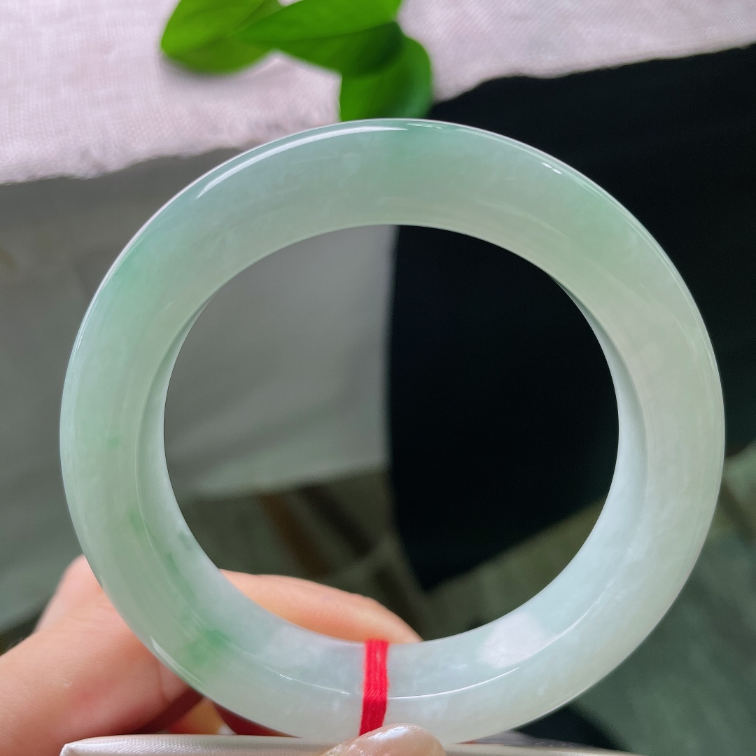 56.3/13.2/10.6，飘花正圈，晶体纹，水头清亮通透，一抹翠色悠然点缀镯身，玉质莹润，仿佛把山间清泉凝于腕间，清爽脱俗。ss59709a