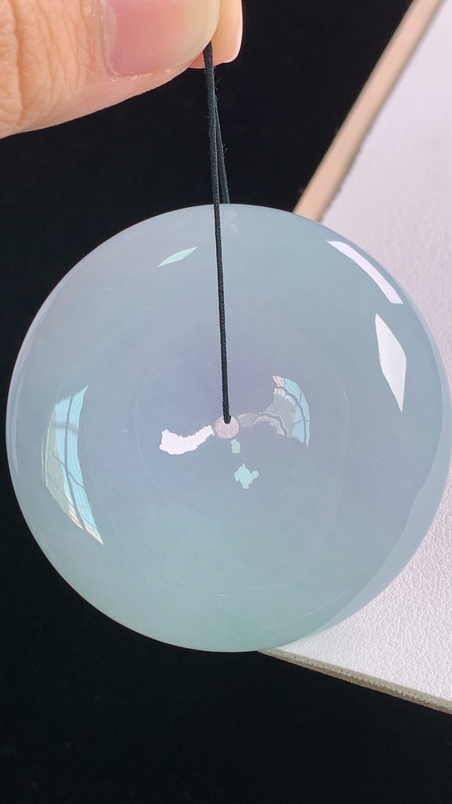 春彩平安扣 色彩丰富，种老起胶，无裂 尺寸:48.5-12.2mm 18