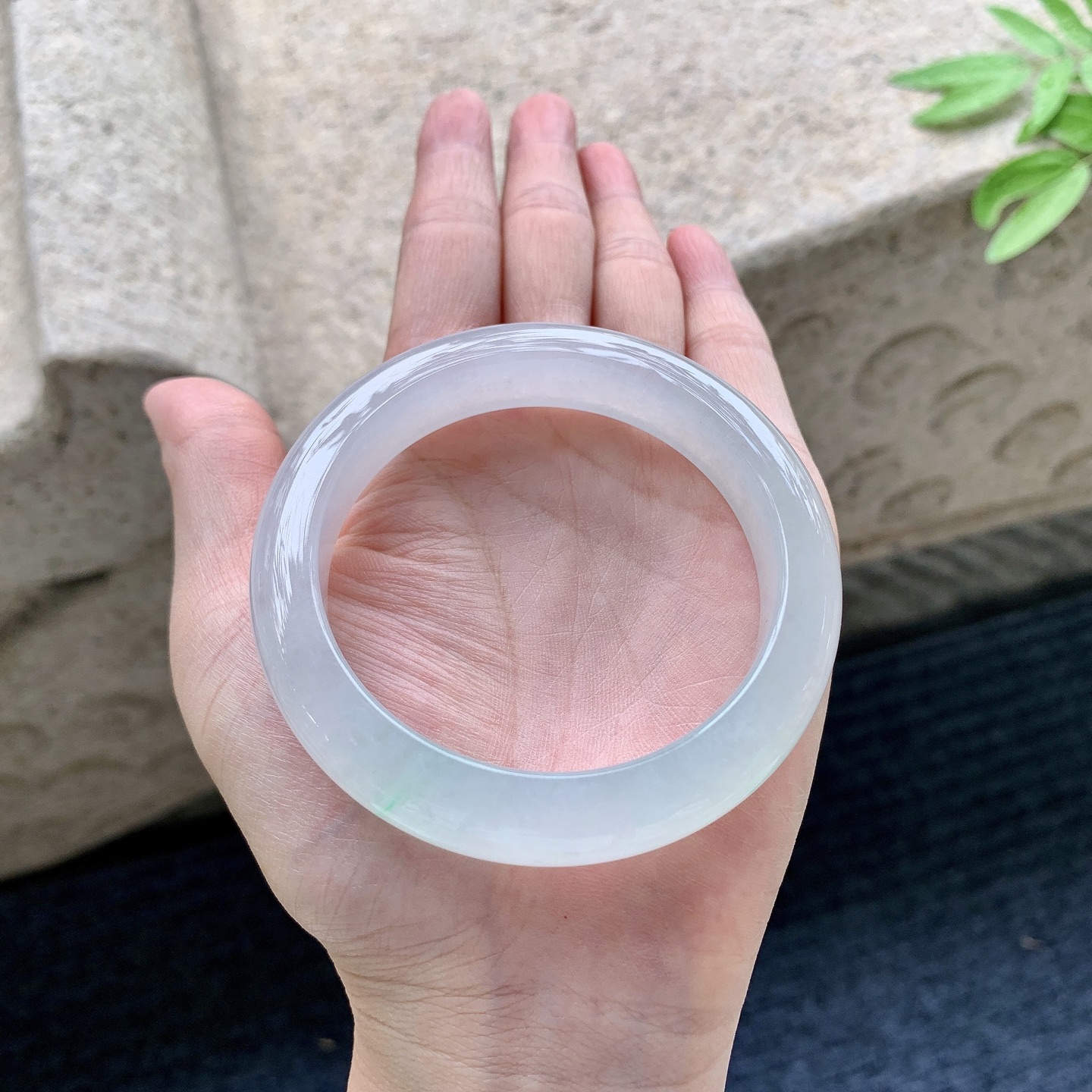正圈54 55 圈口55.8/12.5/8.9 编码G7092031 冰糯飘绿，水润，种老，细腻，打灯有絮线