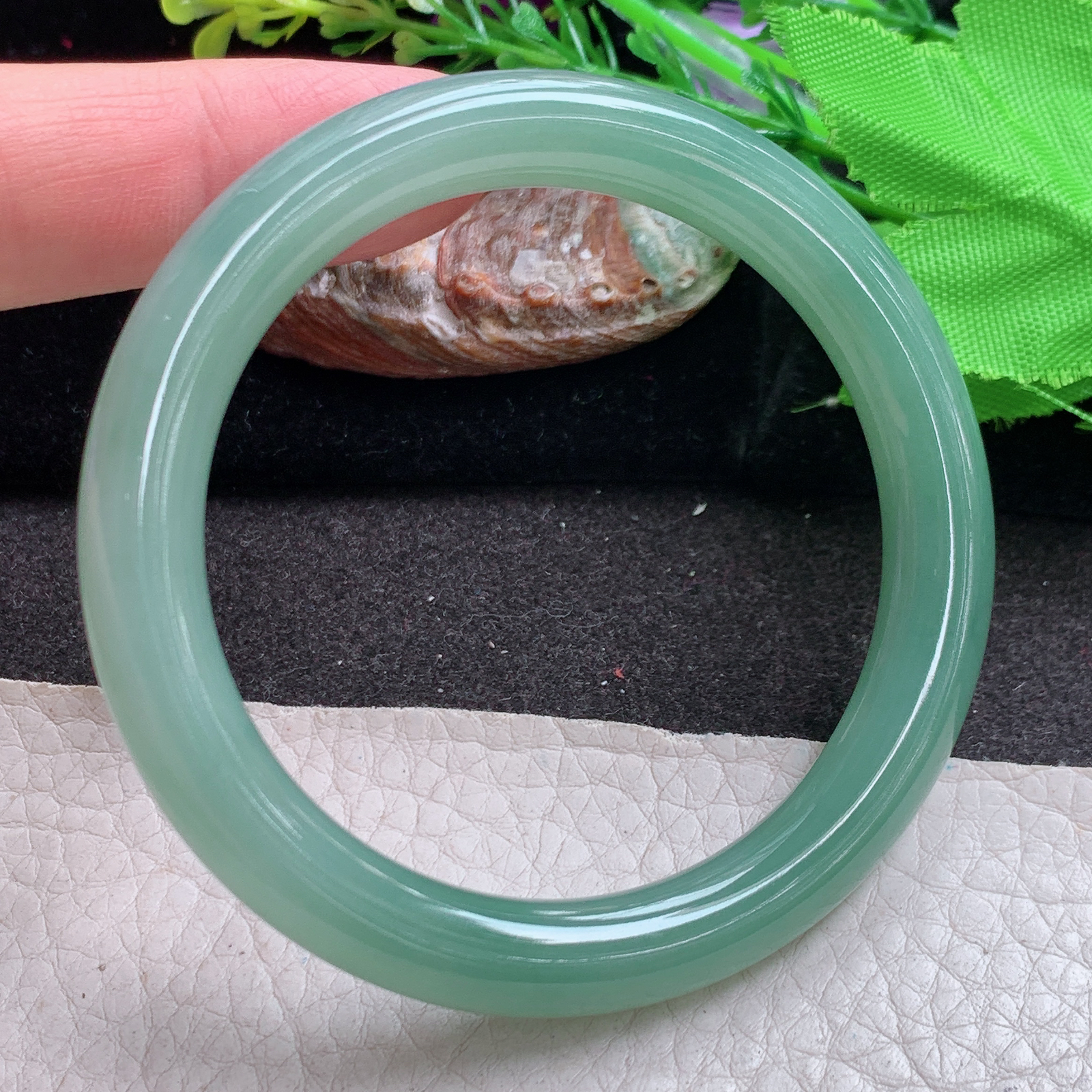 n自然光53.5*8.8*8.6叮当镯 缅甸翡翠a货高品质冰油绿圆条玉手镯