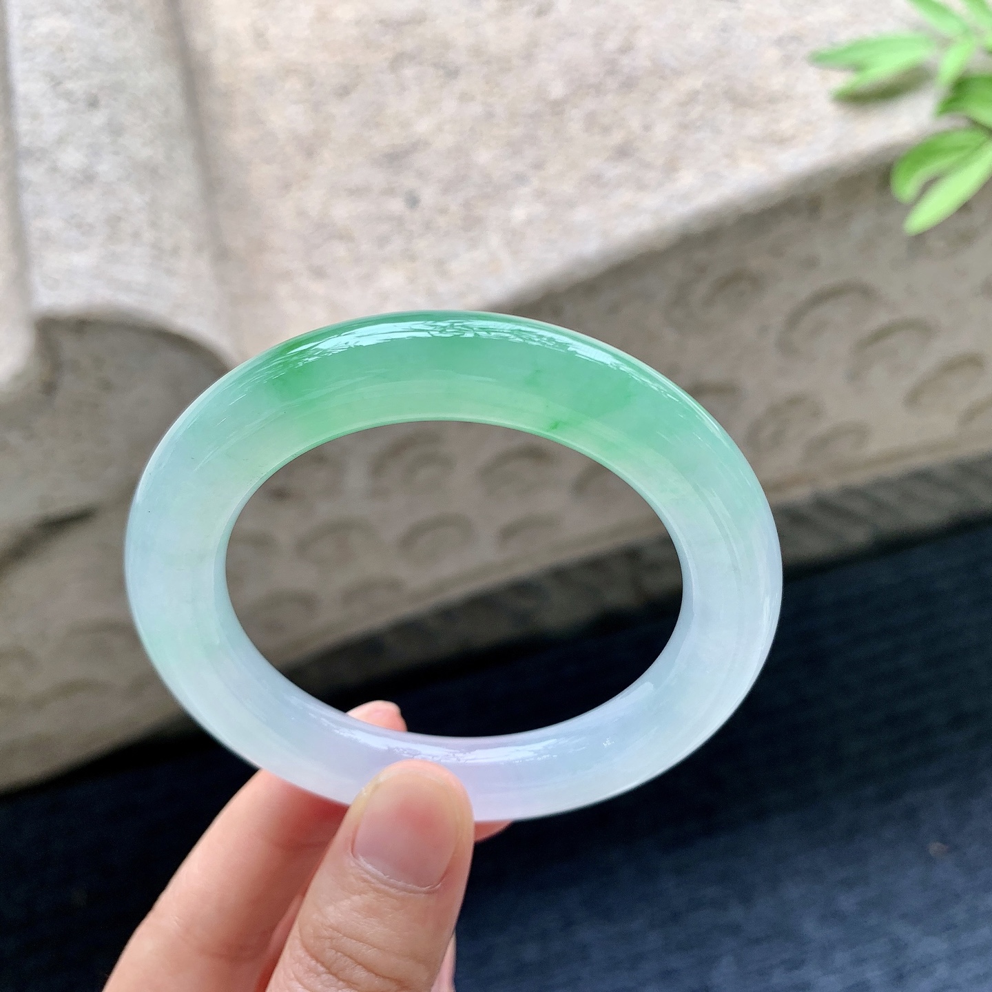 圆条52 53 圈口53.6/10.1/10.8 编码G7092208 冰飘阳绿，水润，种老，细腻，无裂