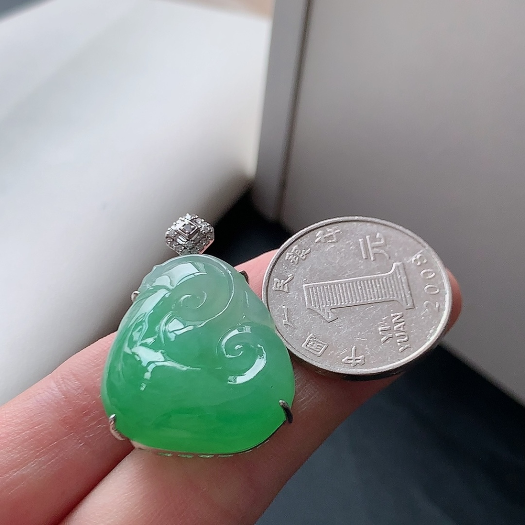 ️ 冰飘绿如意吊坠 品相饱满 水润十足 花色鲜甜 佩戴精致小巧 货号18919，34.2-24.0-9.5