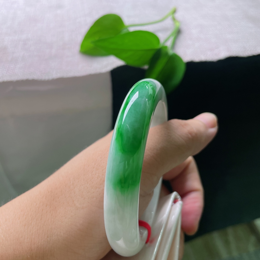 57.4/11.8/9.3，白底青正圈，皮纹，白底清透温润，一截翠色浓艳鲜活，白绿相映分明，尽显古典明媚的东方韵味。ss57991a