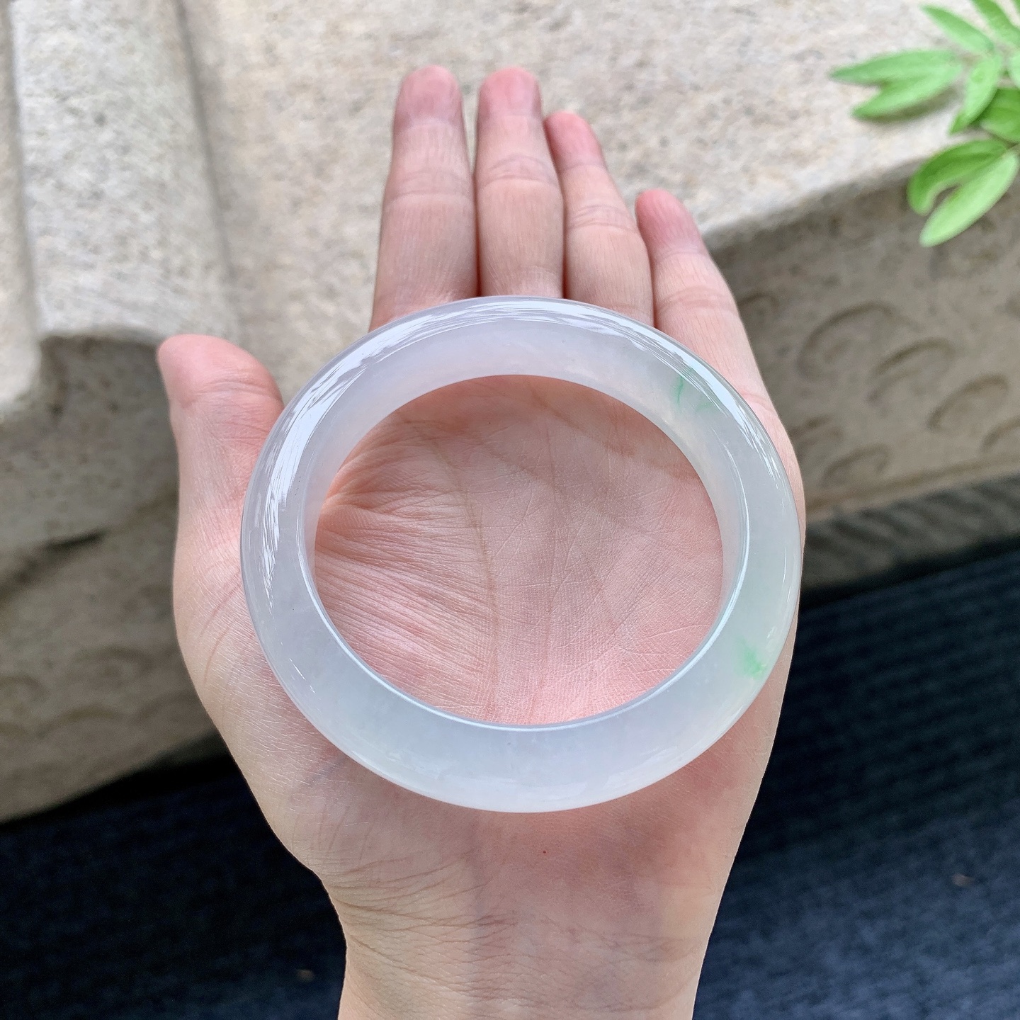 正圈54 55 圈口55.8/12.5/8.9 编码G7092031 冰糯飘绿，水润，种老，细腻，打灯有絮线