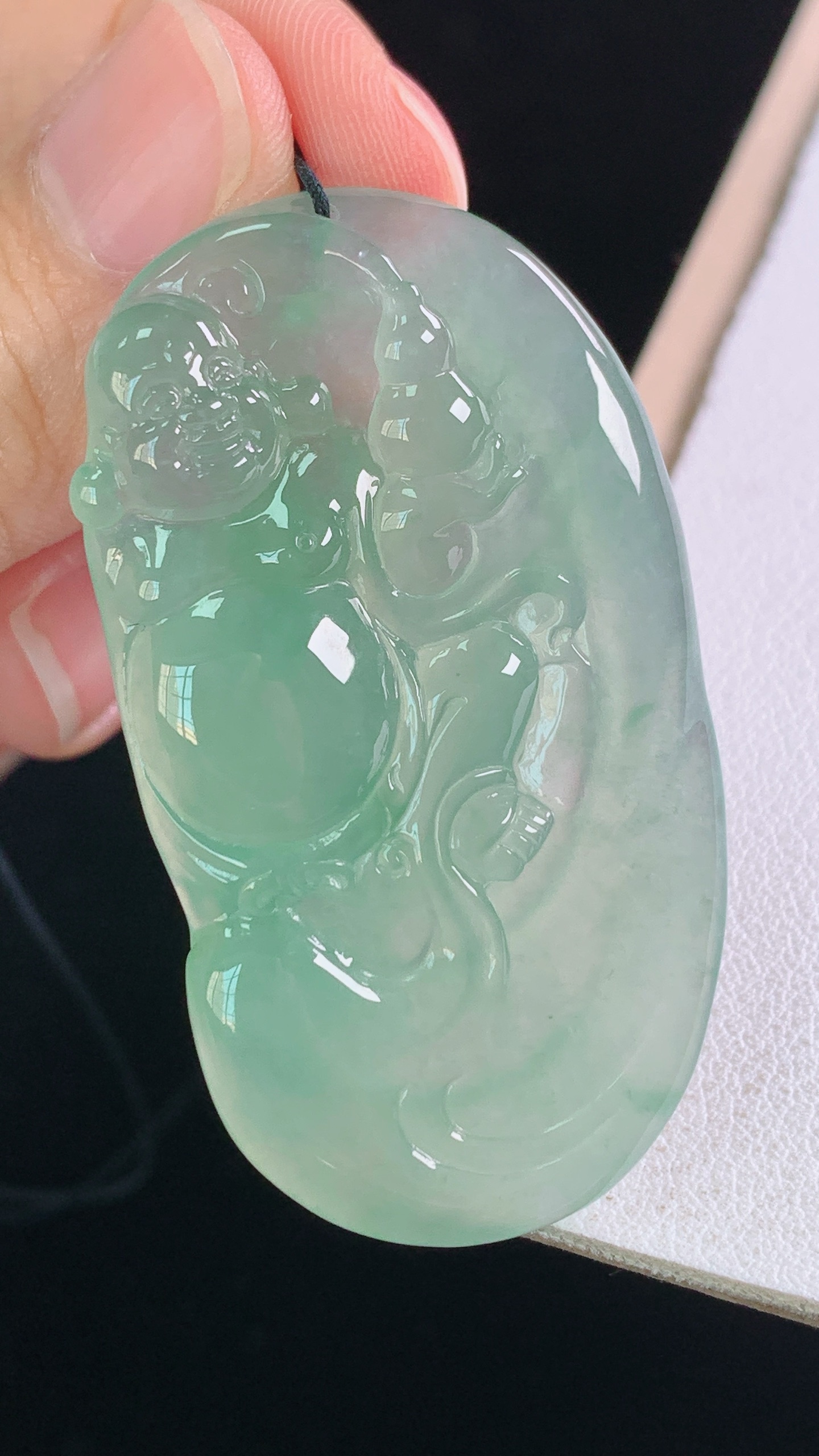 冰晴弥勒佛 种色兼备，胶感荧光，无裂 尺寸:49.8-27.5-6.6mm 18