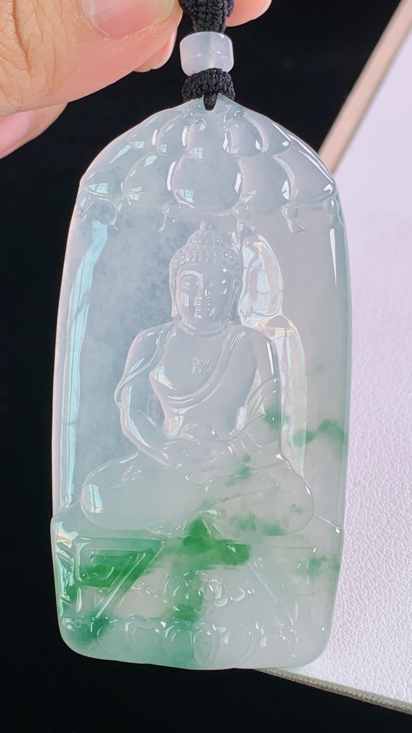 冰飘绿大日佛，翠色灵动，清透起光，无裂，尺寸:69.2-36.8-5.5mm 18