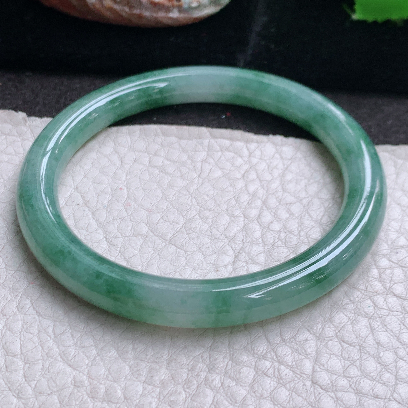 n自然光54*7.5*7.8叮当镯 缅甸翡翠a货高品质飘花圆条玉手镯