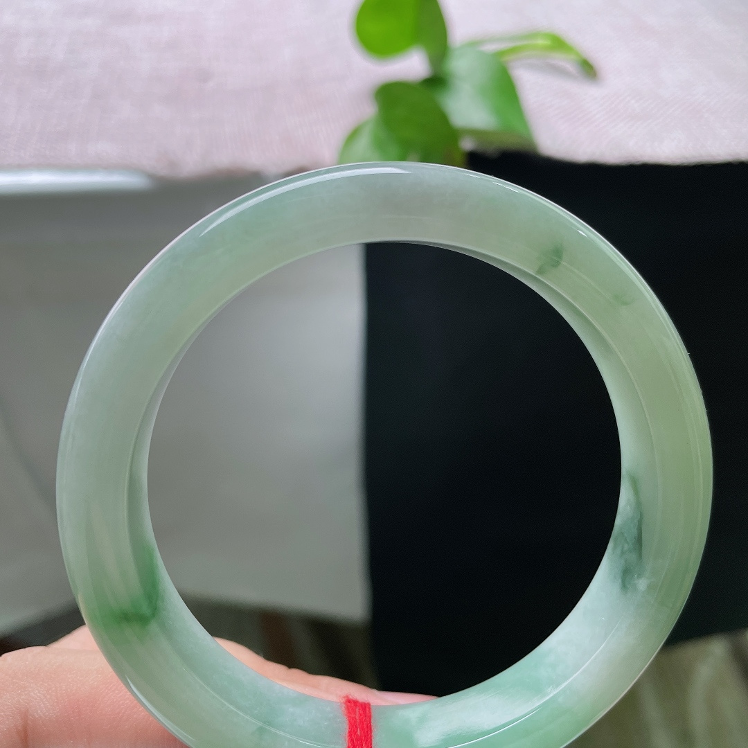 57.7/11.9/8.8，飘花正圈，皮纹，底色温润柔和，深绿色飘花随性萦绕镯身，花色写意自然，自带清雅的国风韵味。ss59753a