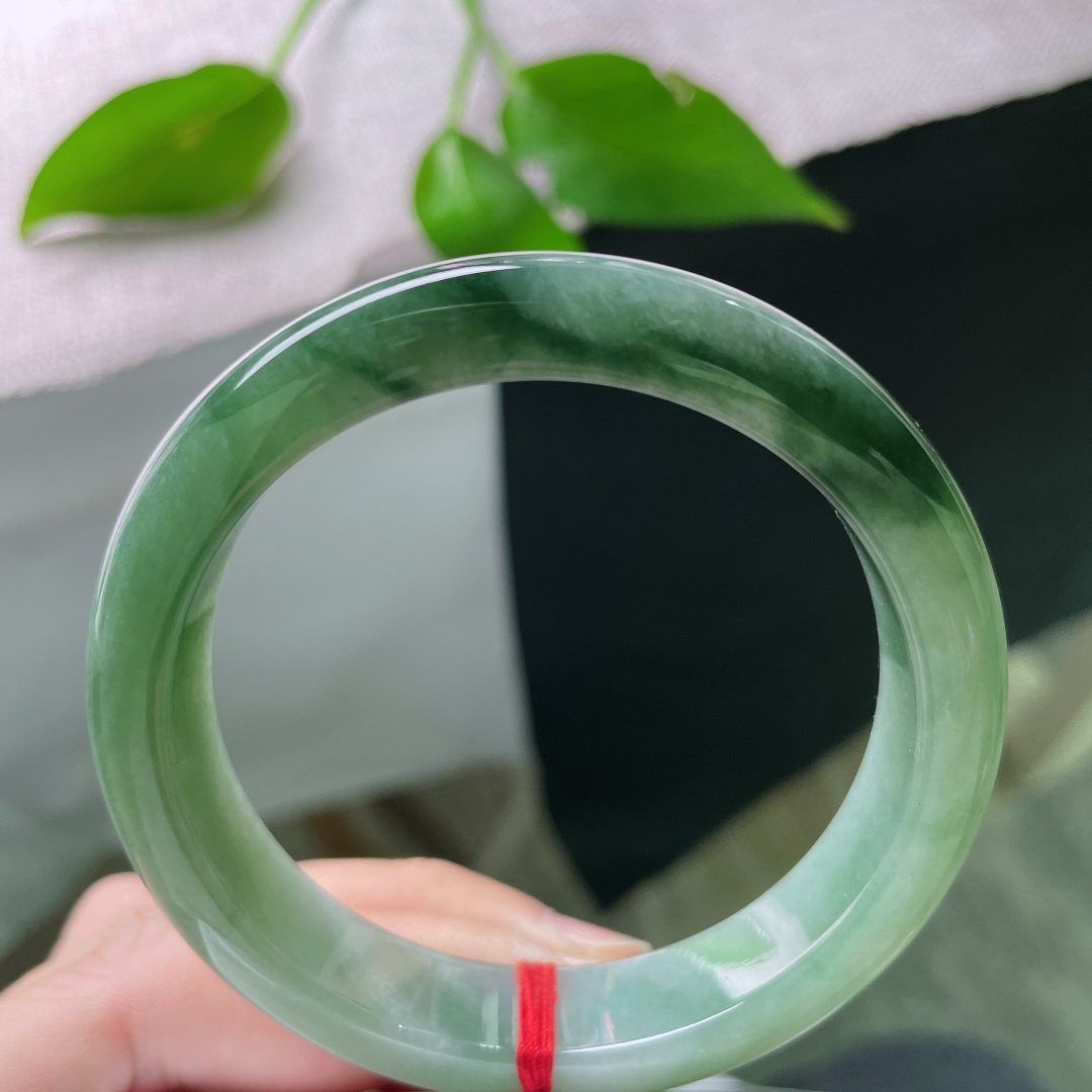 54.6/11.7/7.9，油绿正圈，飘花点缀，海草一般摇曳生姿，水头好，细腻，无裂，ss59759