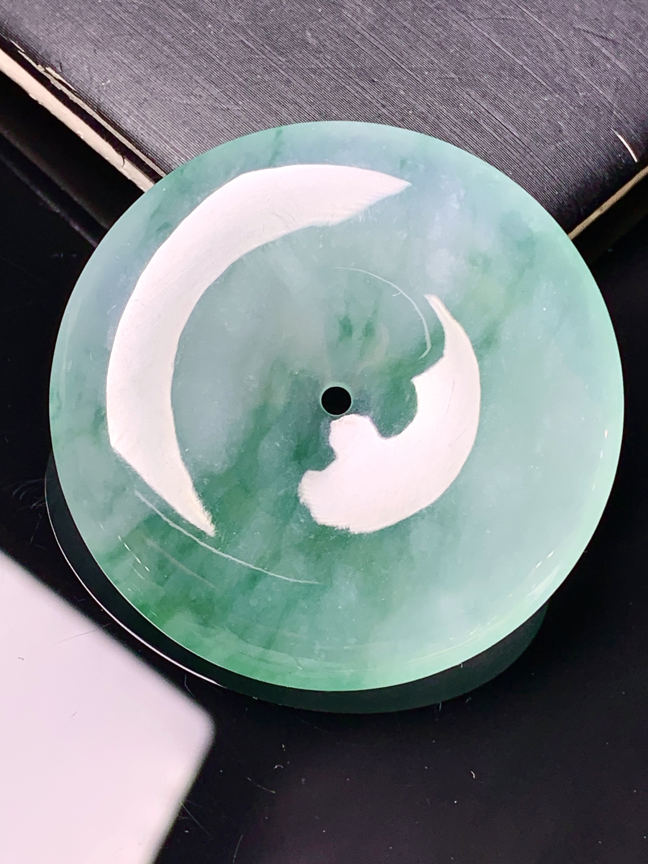 飘绿平安扣吊坠 玉质细腻 色泽艳丽清新 水润亮眼 整体尺寸37.5*5.8 d1