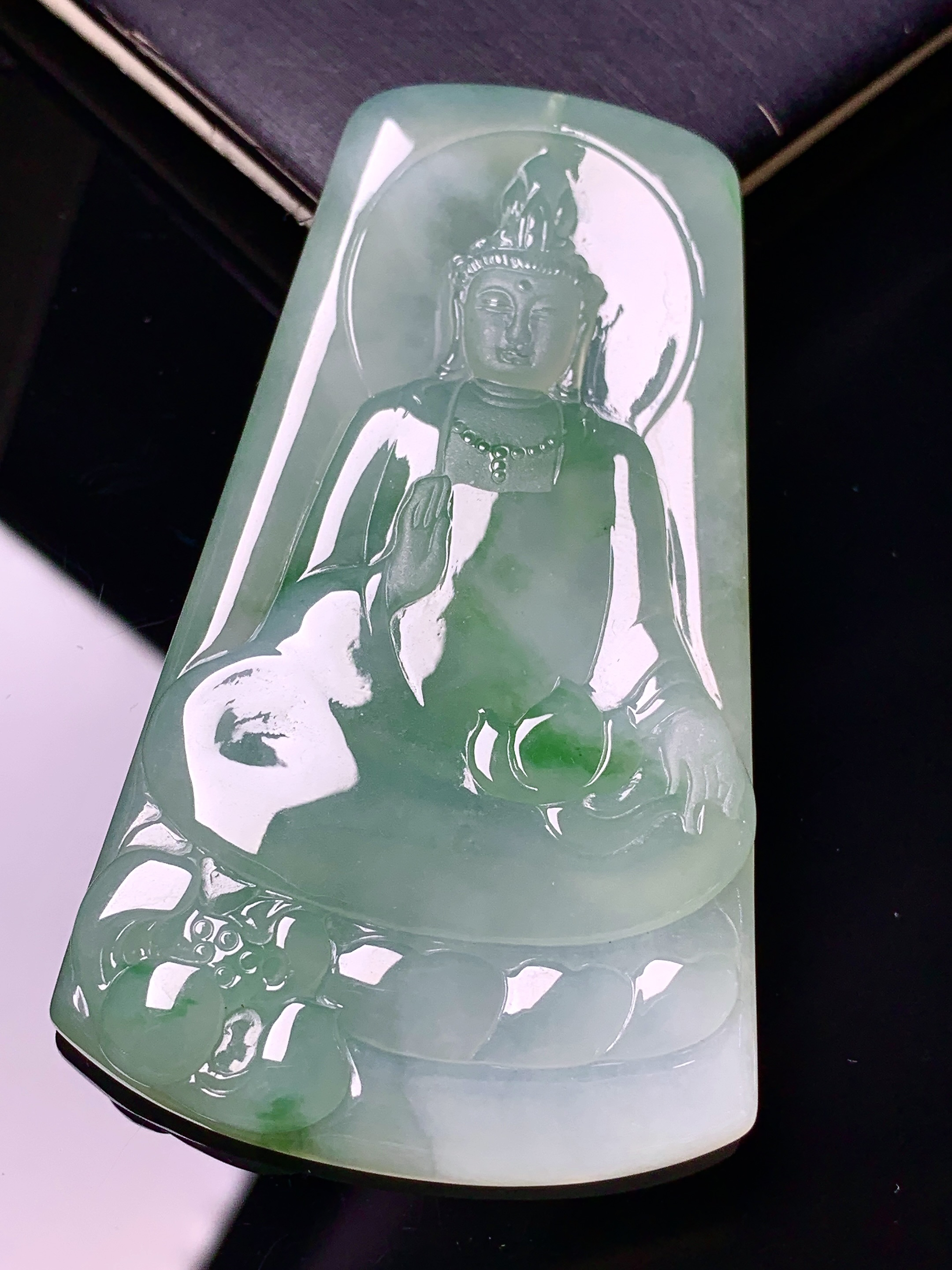 飘绿观音菩萨吊坠 玉质细腻 色泽艳丽清新 水润亮眼 整体尺寸66.2*37.6*5.8 d1