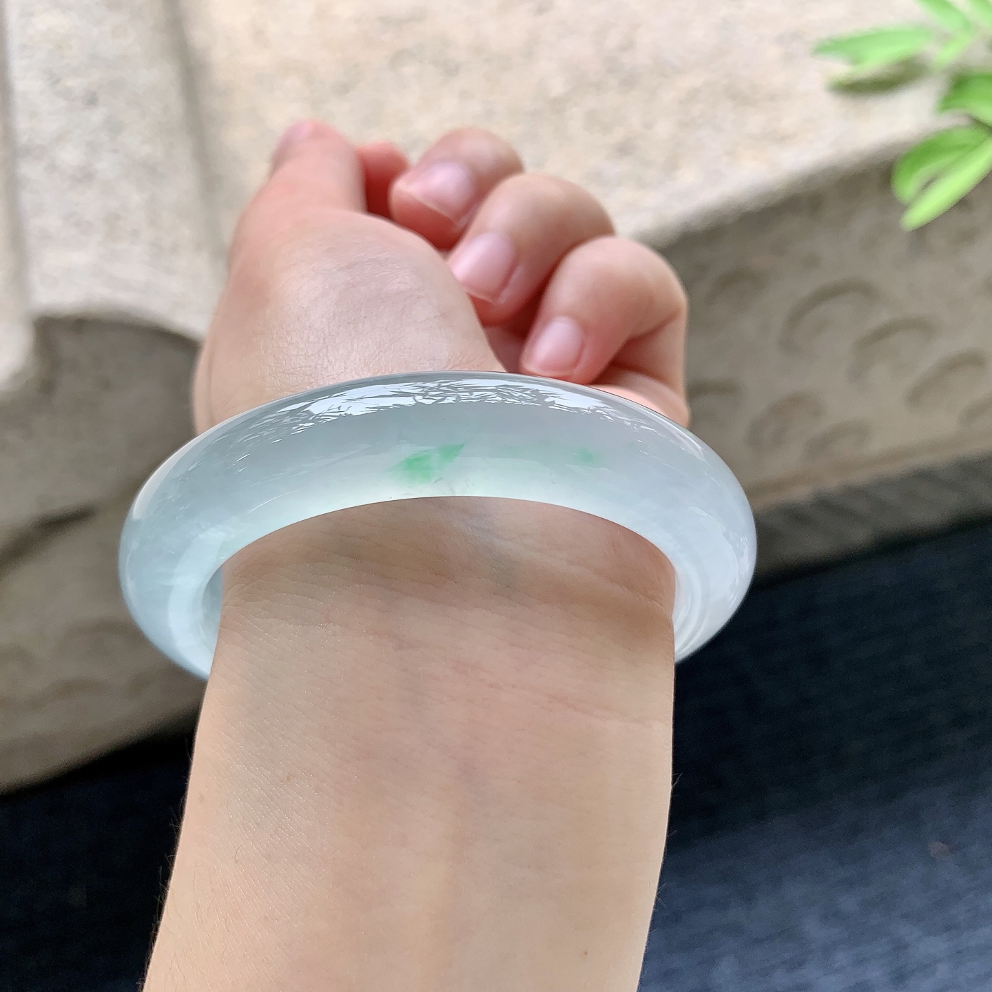 正圈54 55 圈口55.5/12/9.7 编码ZLD092212 冰种飘绿，清透，水润，种老，细腻，打灯有絮线