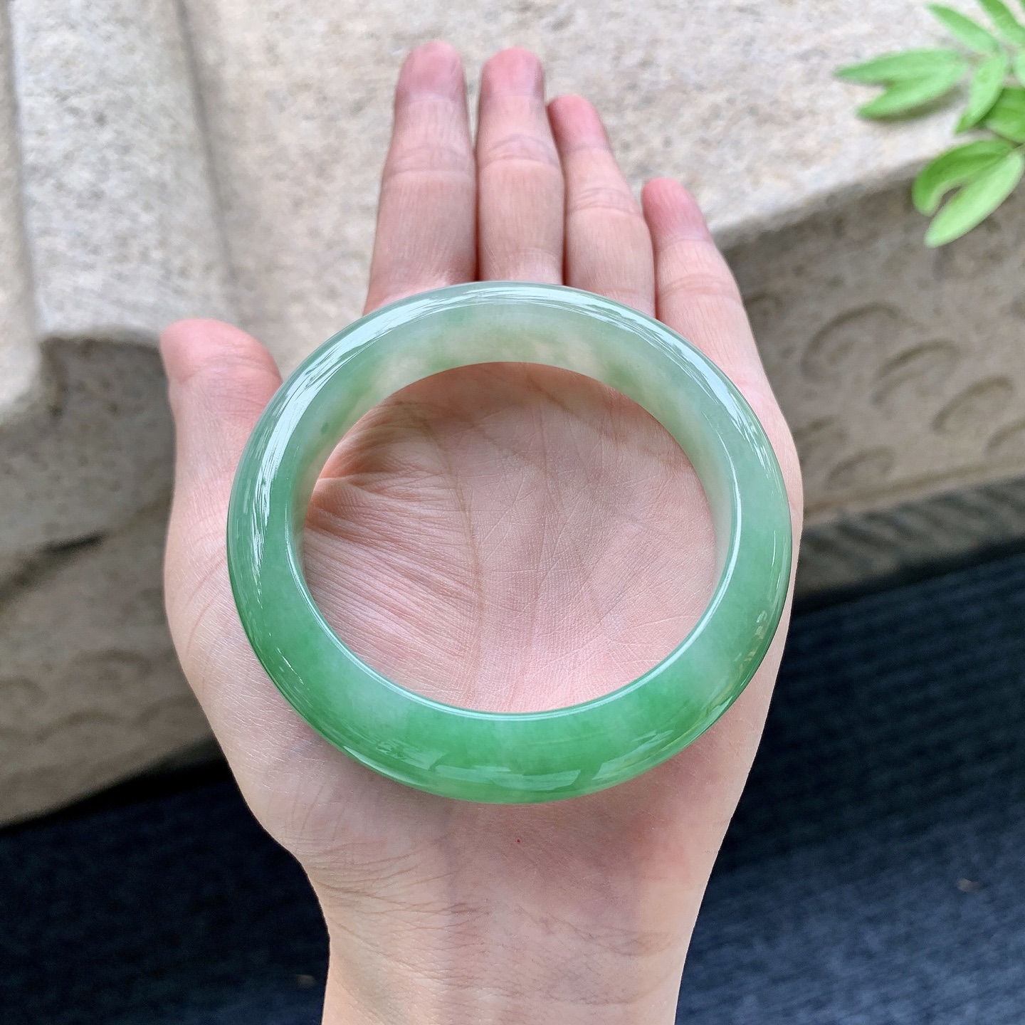 正圈54 55 圈口55/12.8/8.8 编码WW092239 冰糯辣阳绿，水润，种老，细腻，打灯有絮线