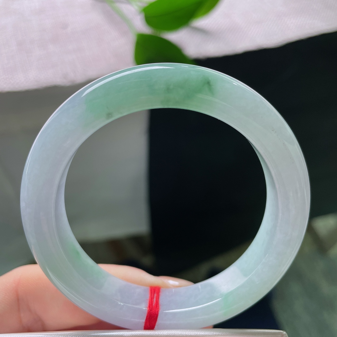 51.7/11.6/8.7，飘绿正圈，一点皮纹，一抹绿调自然晕开，不浓不艳，点缀素净玉身。ss597